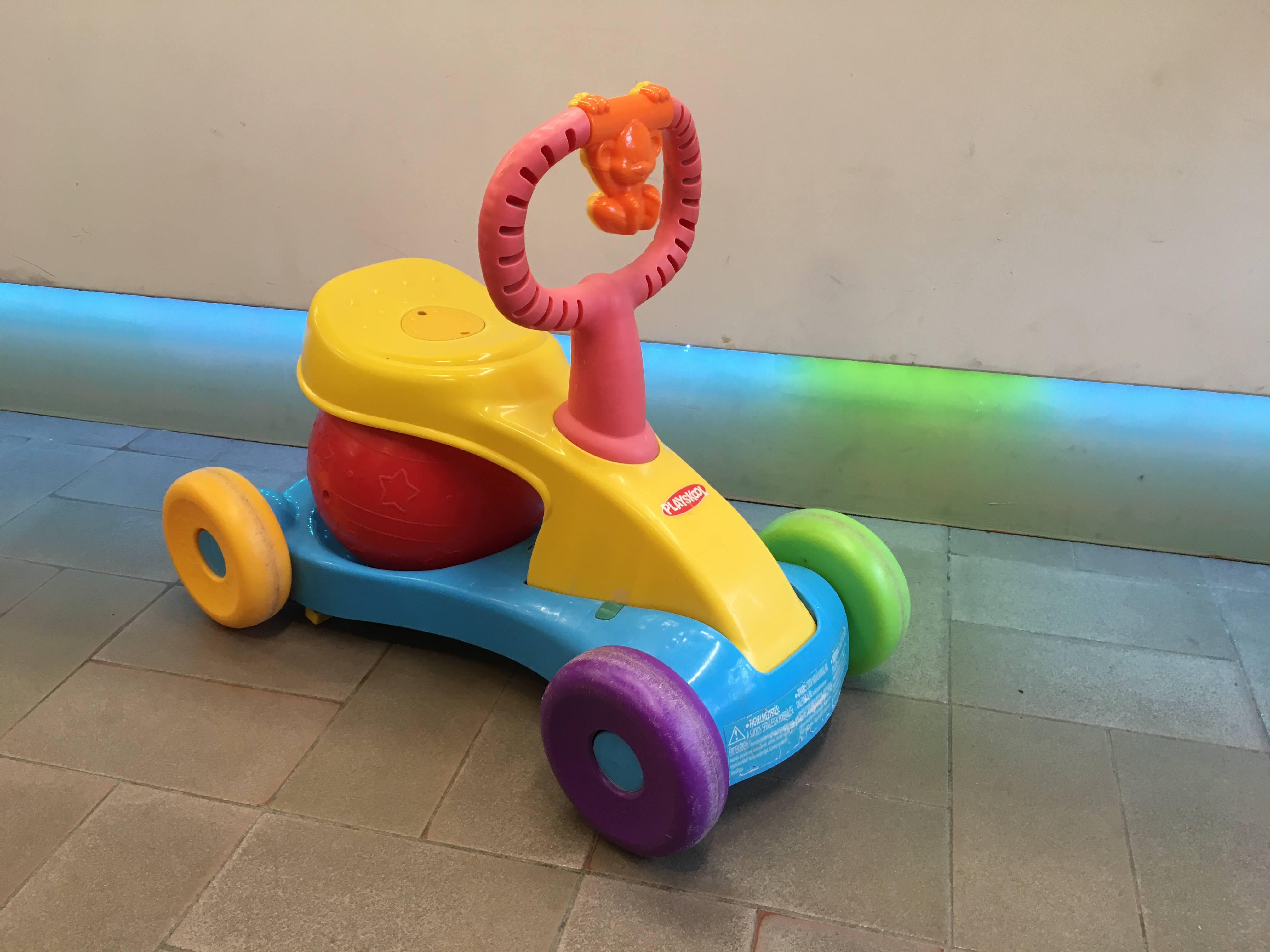 Playskool, Voiturette petits bonds, dès 12 mois-Traces d'usure sur les roues. La fonction sonore ne fonctionne plus.