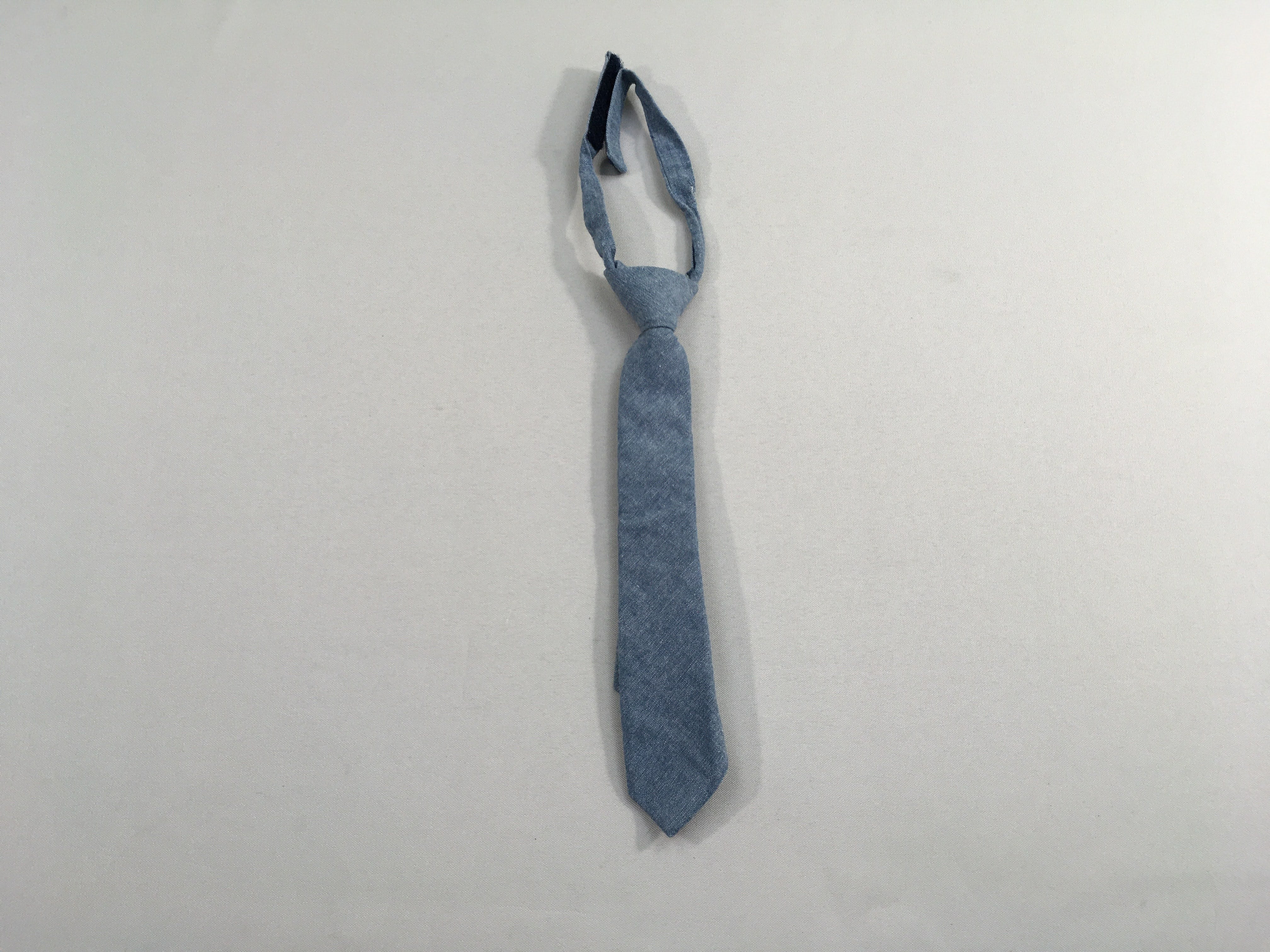 Cravate bleu-gris (s'attache avec scratch)