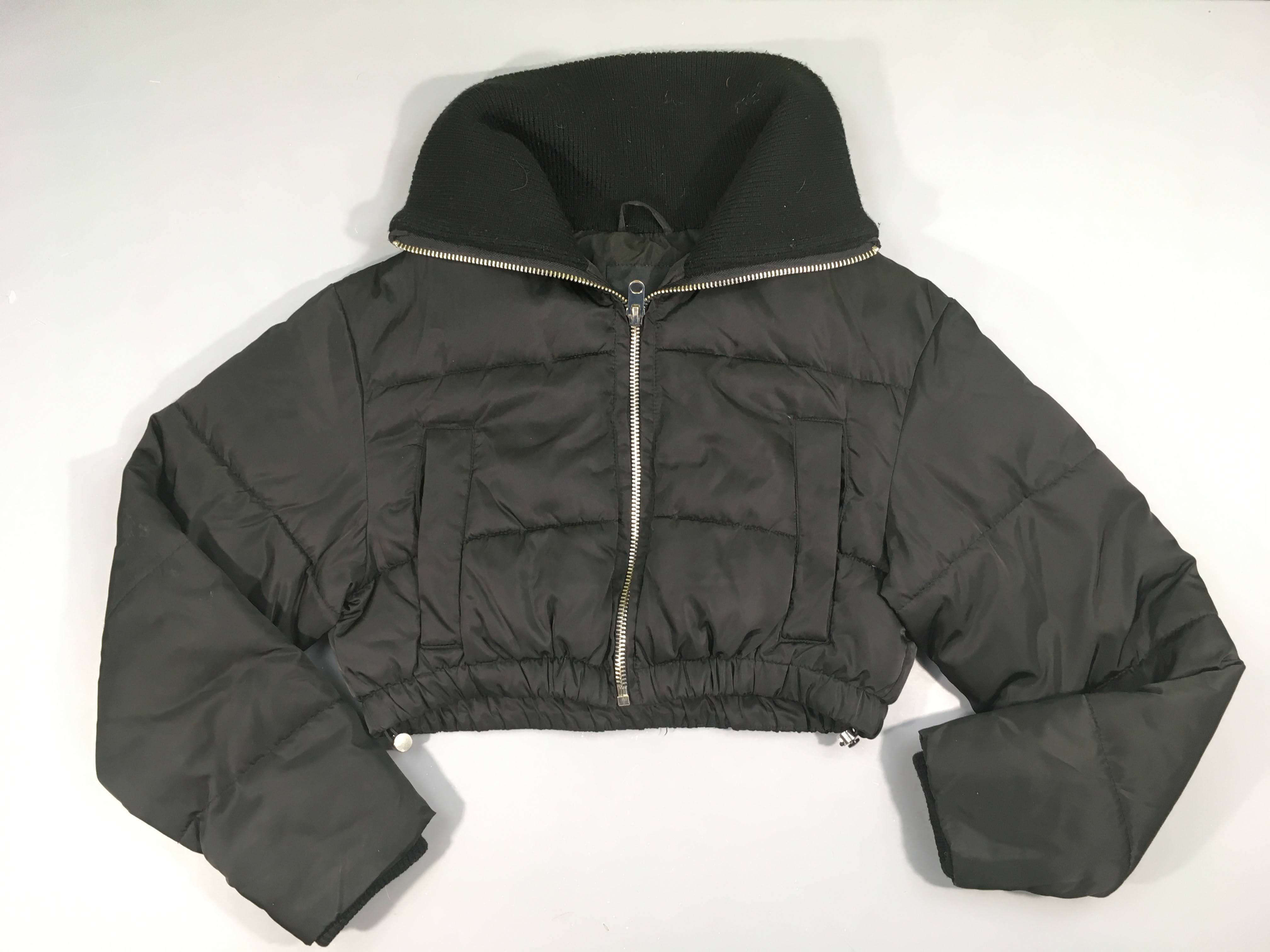 Doudoune courte zippé noire, col montant