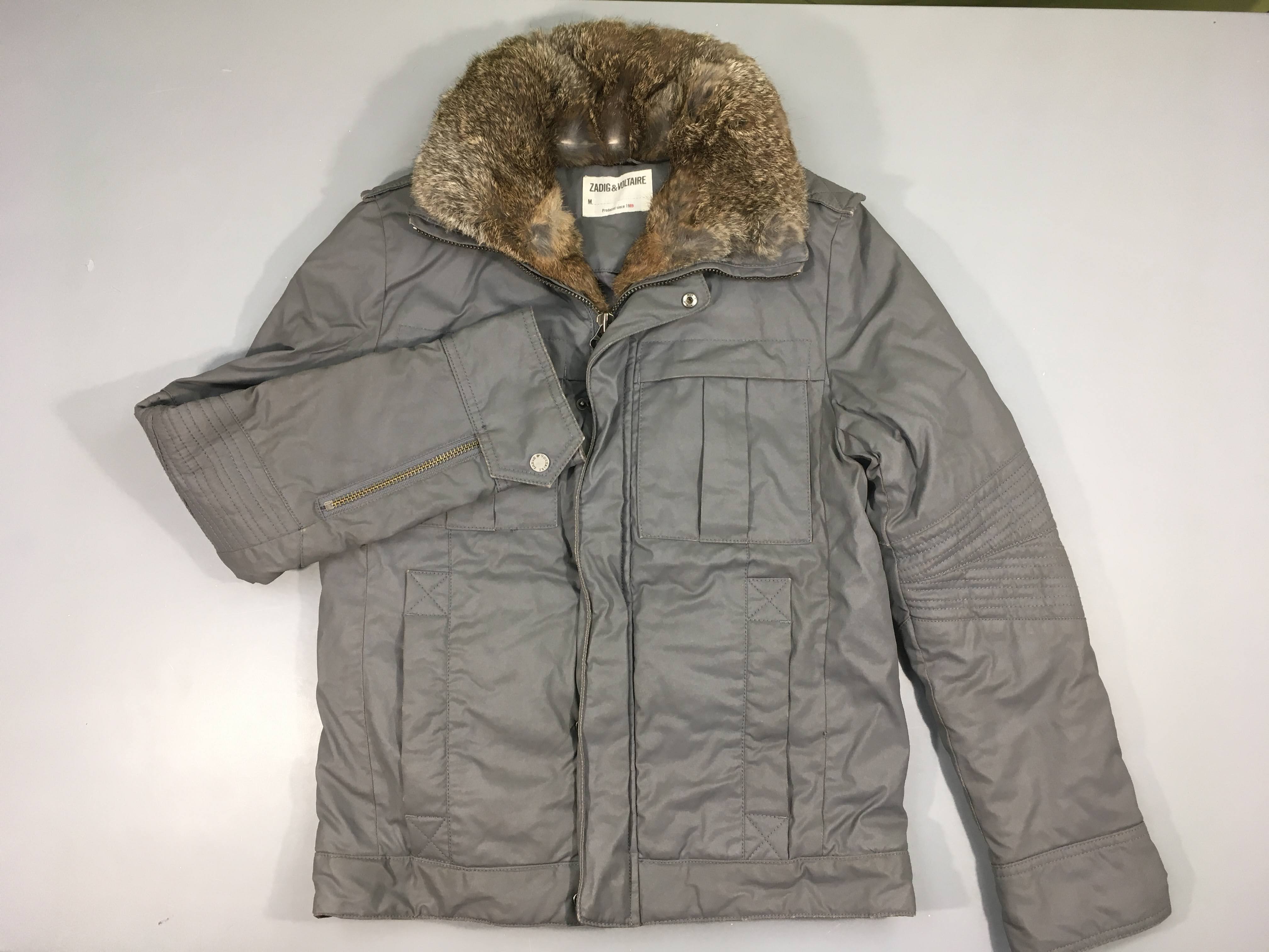 Veste ouatinée zippée enduite grise, col amovible 100% poil de lapin, dos clouté Zadig&Voltaire