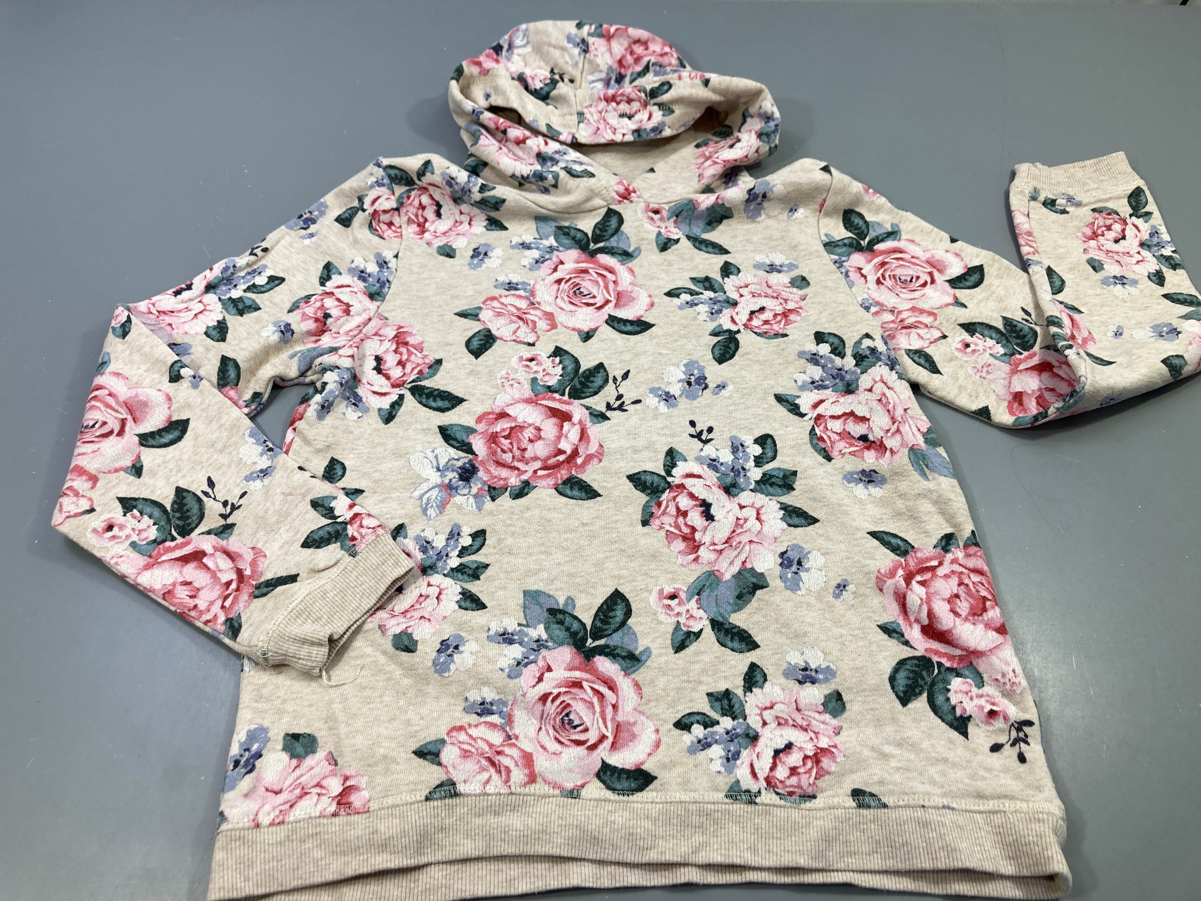 Sweat ml à capuche beige  motifs roses, légèrement bouloché