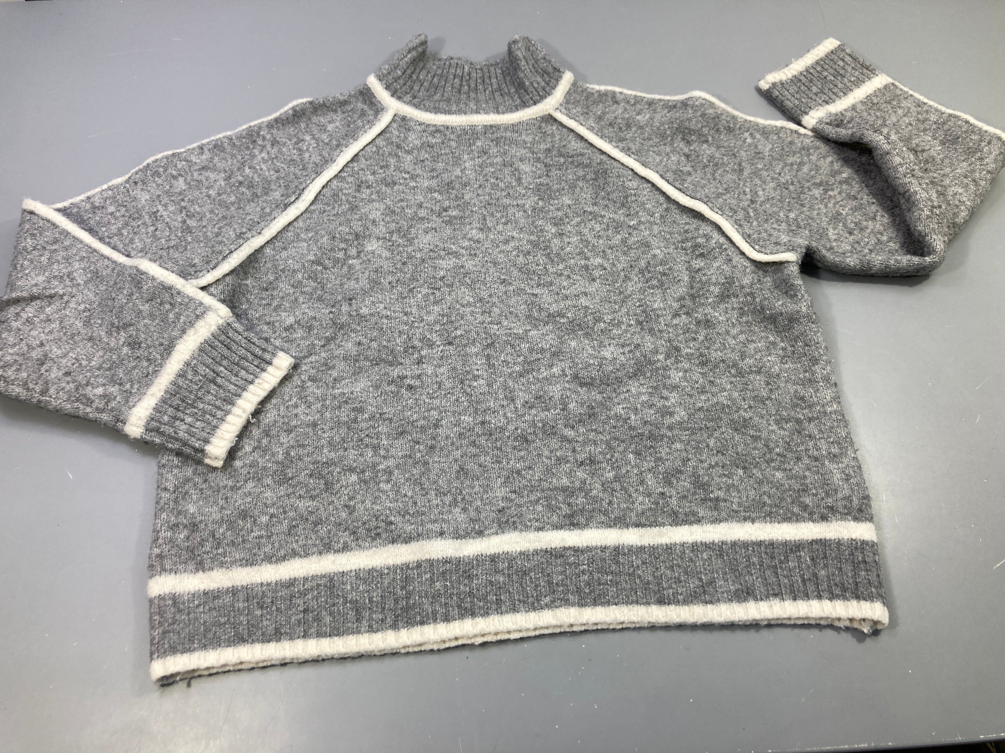 Pull Season gris clair chiné/ blanc 10% laine , très légèrement bouloché