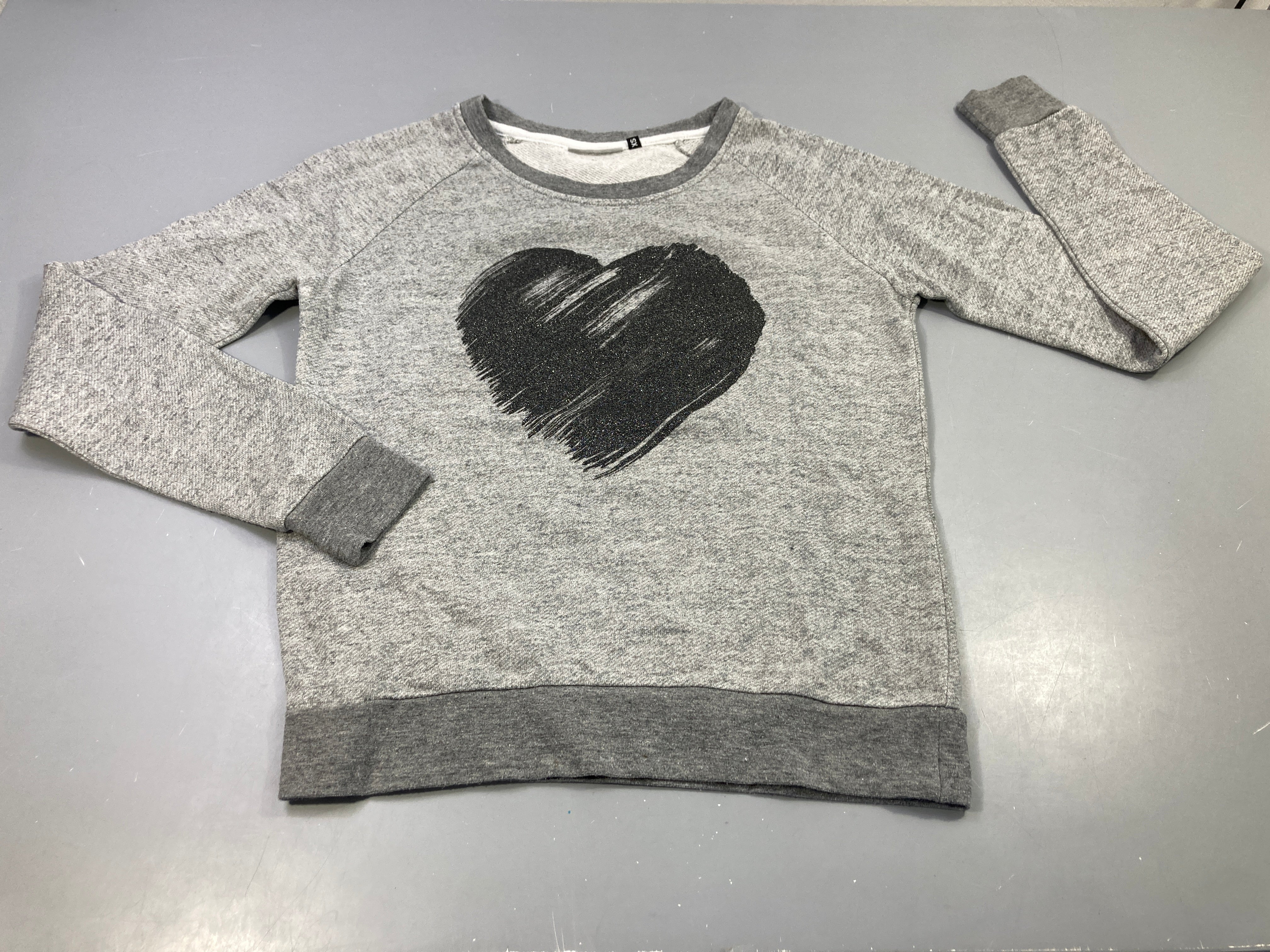 Sweat léger gris clair chiné  coeur noir pailleté
