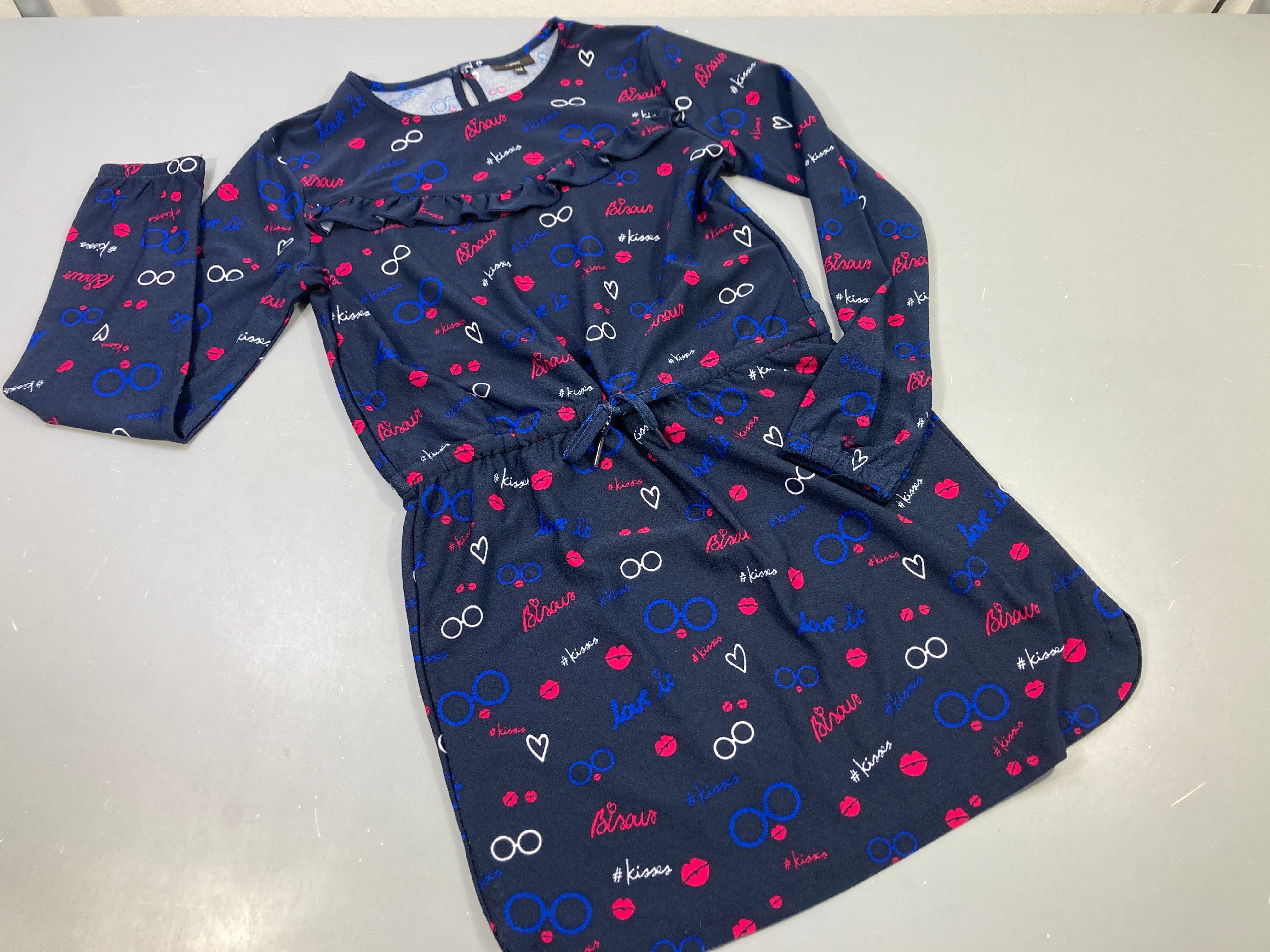 Robe m.l bleu marine  à motifs lèvres, lunettes,...