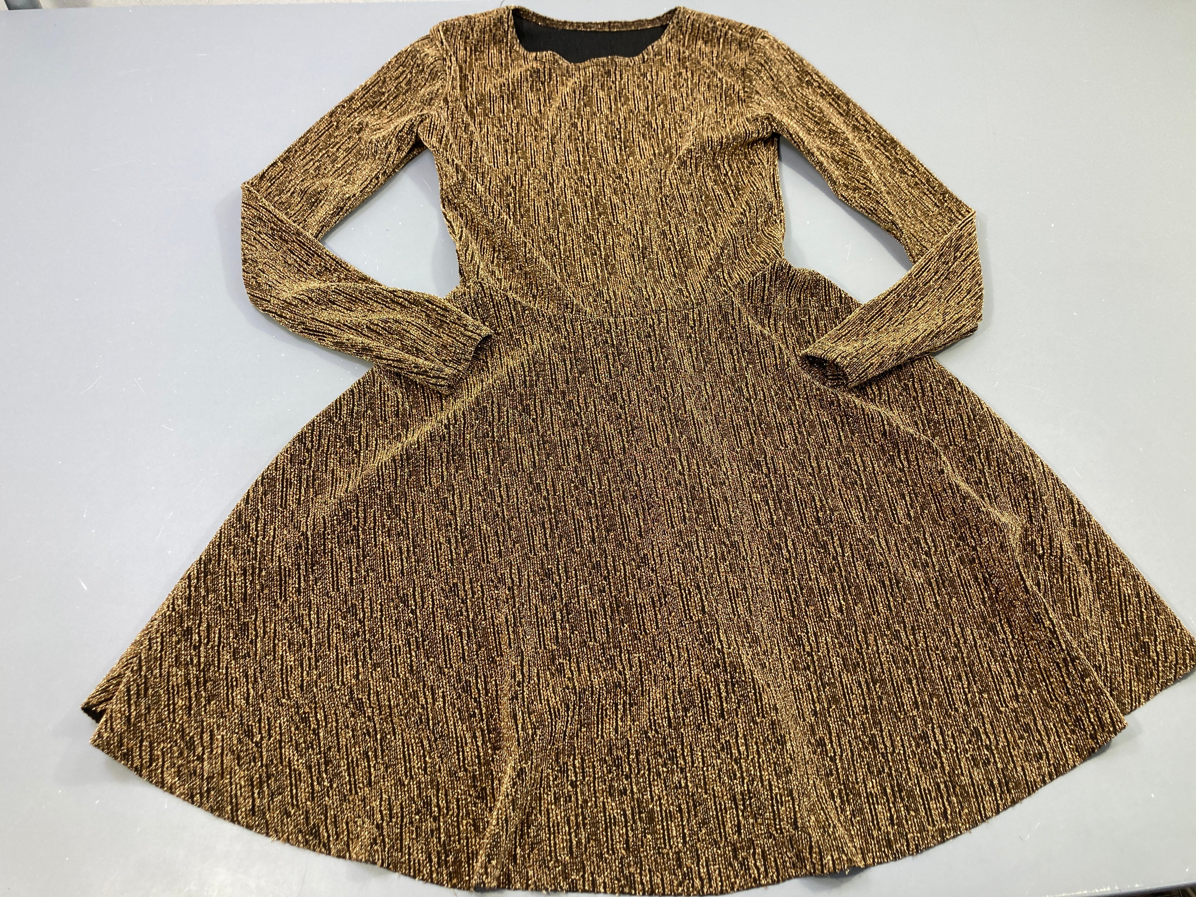 Robe m.l noir et doré, pas de taille indiquée estimée 10a