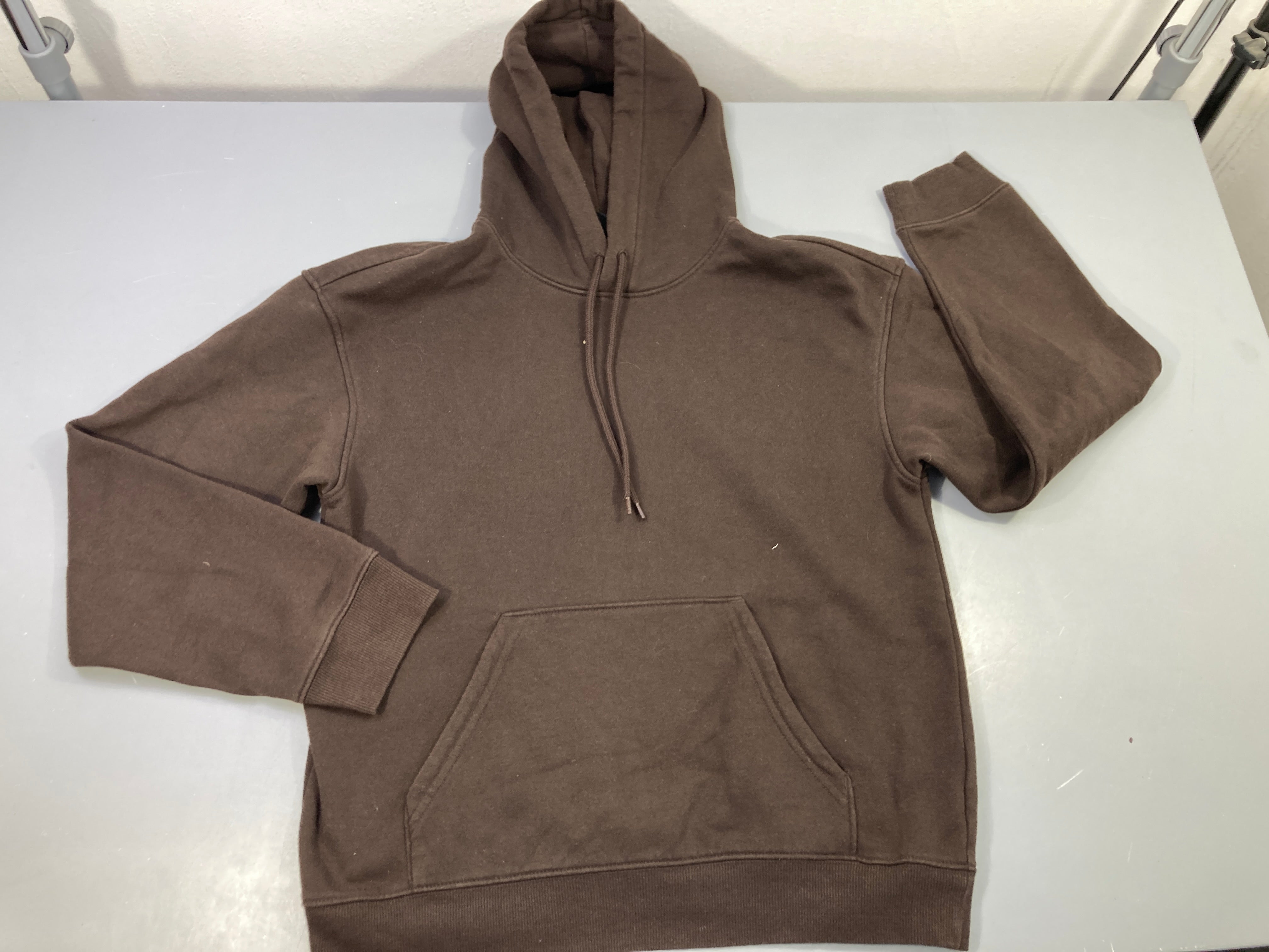 Sweat à capuche brun, poche à l'avant, légèrement bouloché