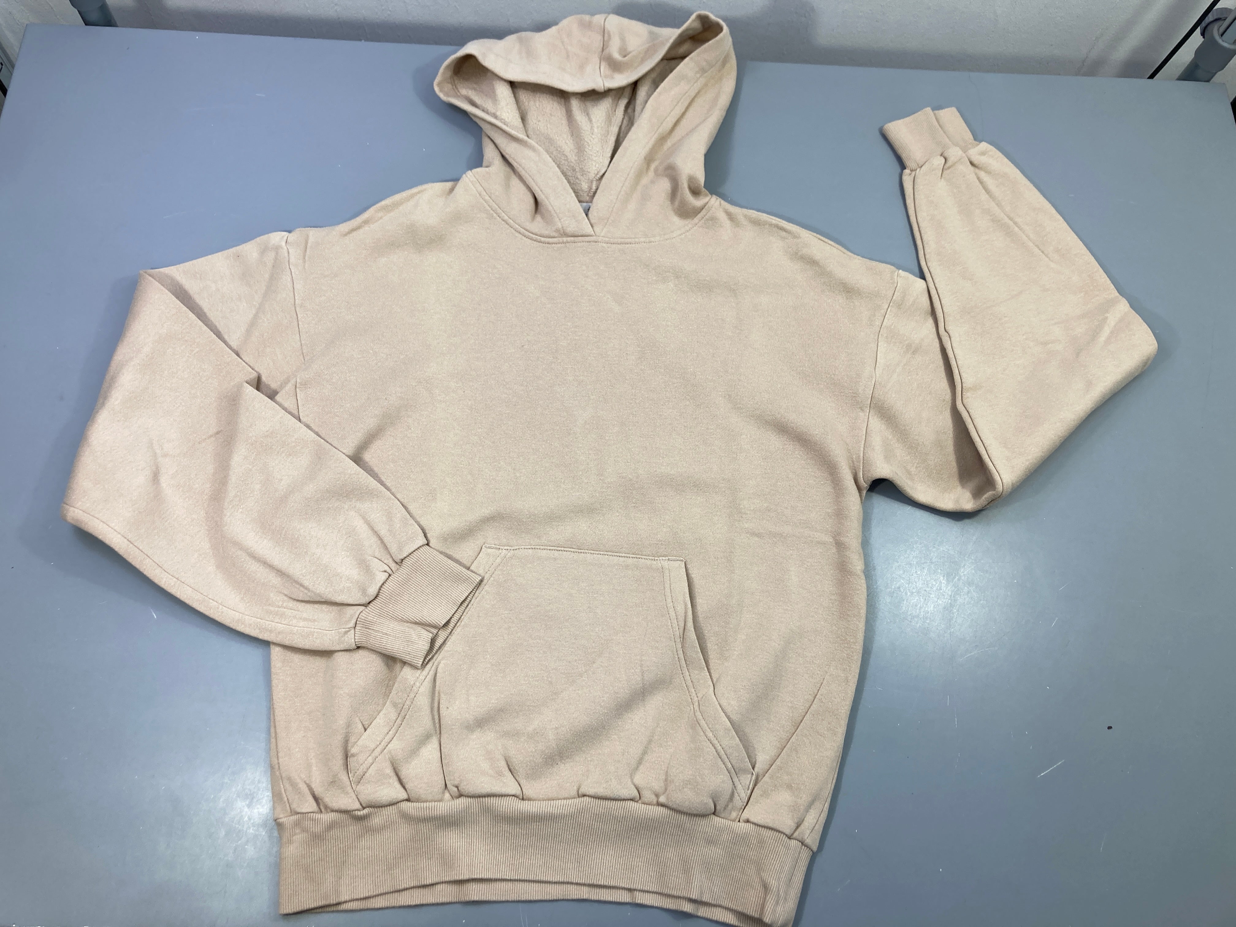 Sweat à capuche beige , poche à l'avant , légèrement bouloché
