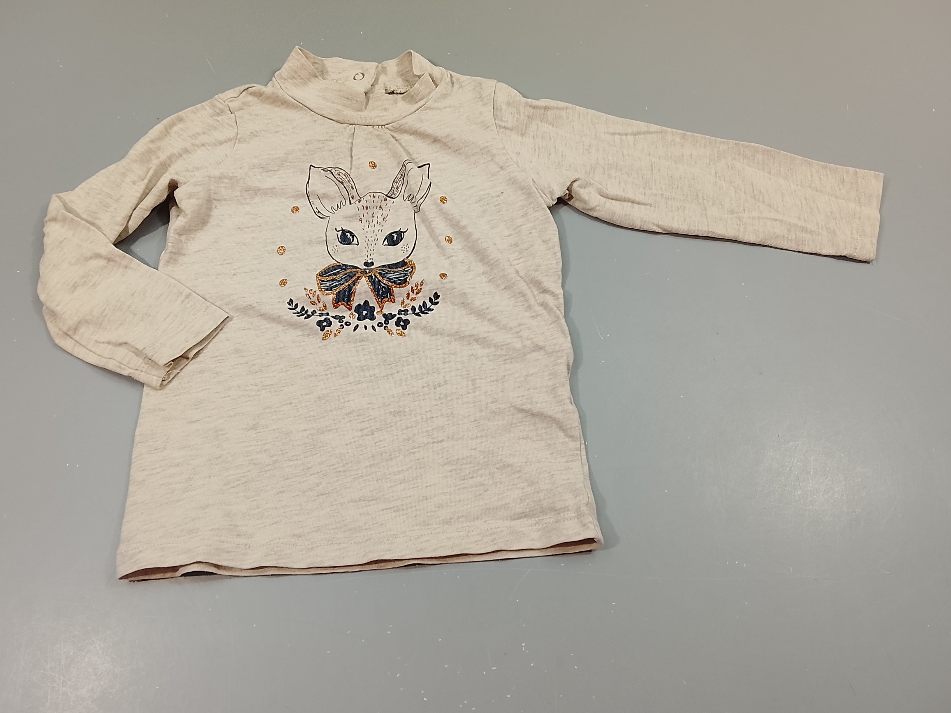 T-shirt m.l  à col roulé greige clair flammé, tête de faon  (taché au dessous du col)