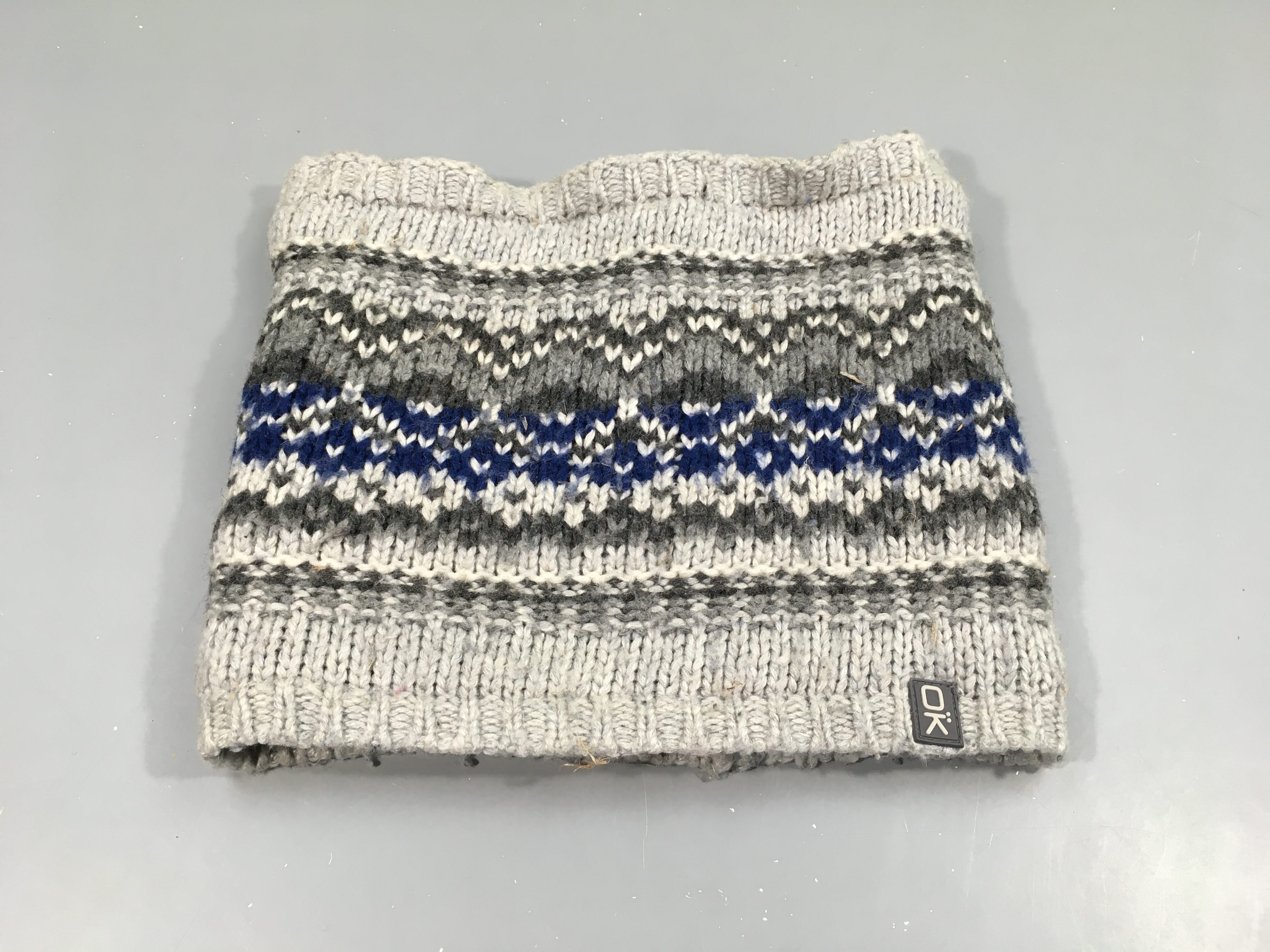 Tour de cou mailles grise, à motifs bleu, blanc,... intéreur moutonné