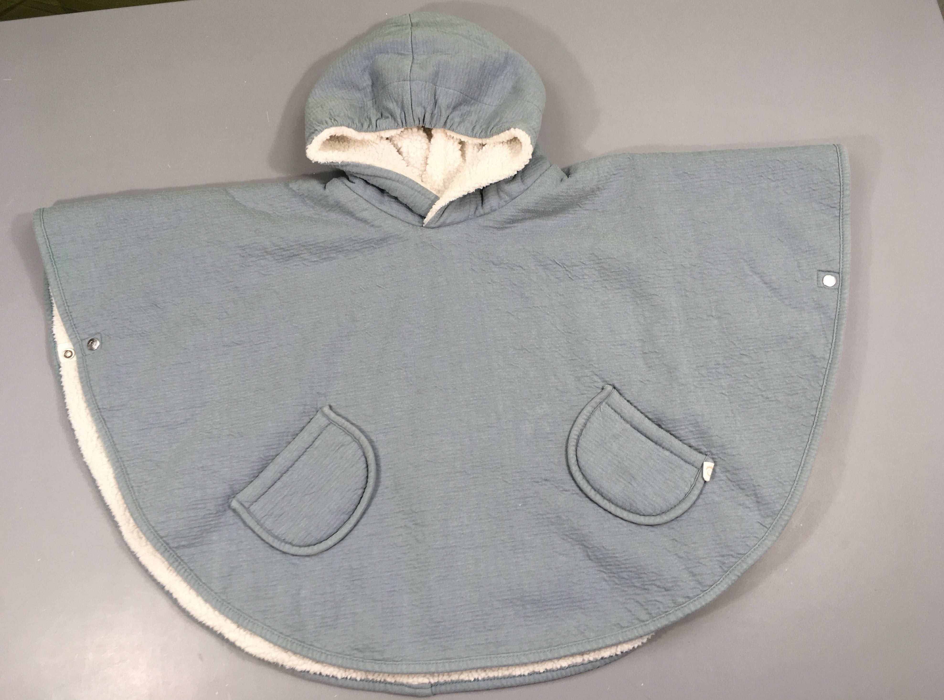 Poncho à capuche mousseline bleu doublé teddy