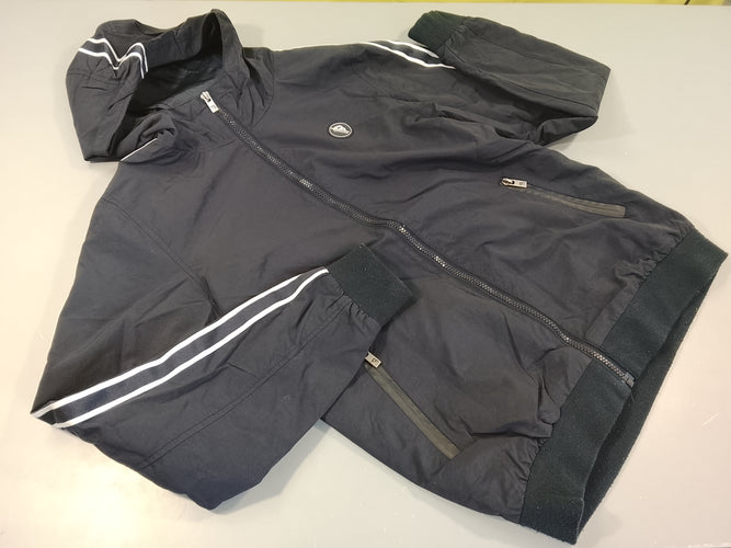 Veste Bekaro  zippée à capuche bleu marine,bandes blanches sur la capuche et les manches, moins cher chez Petit Kiwi
