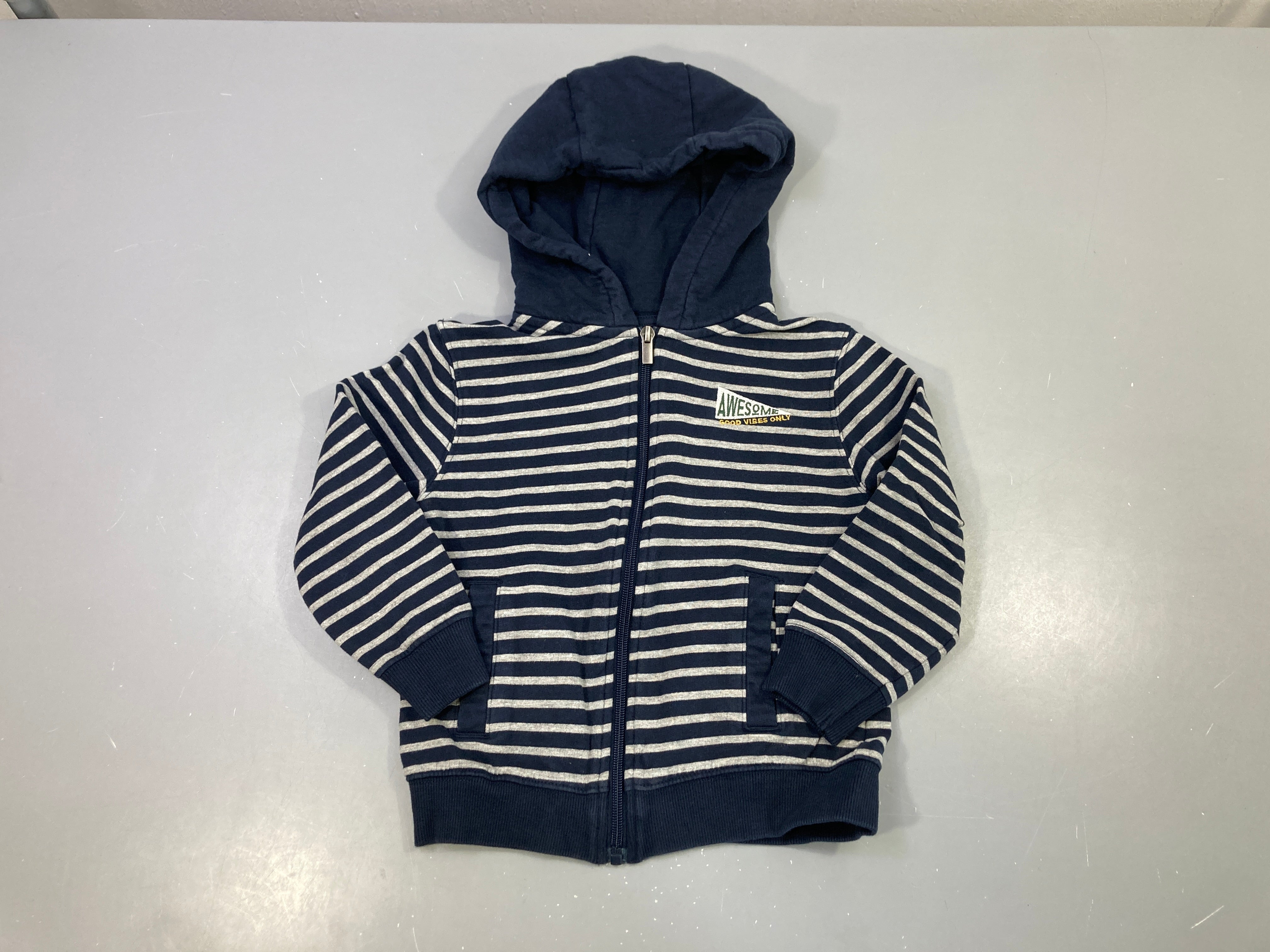 Sweat zippé à capuche rayé marine/gris