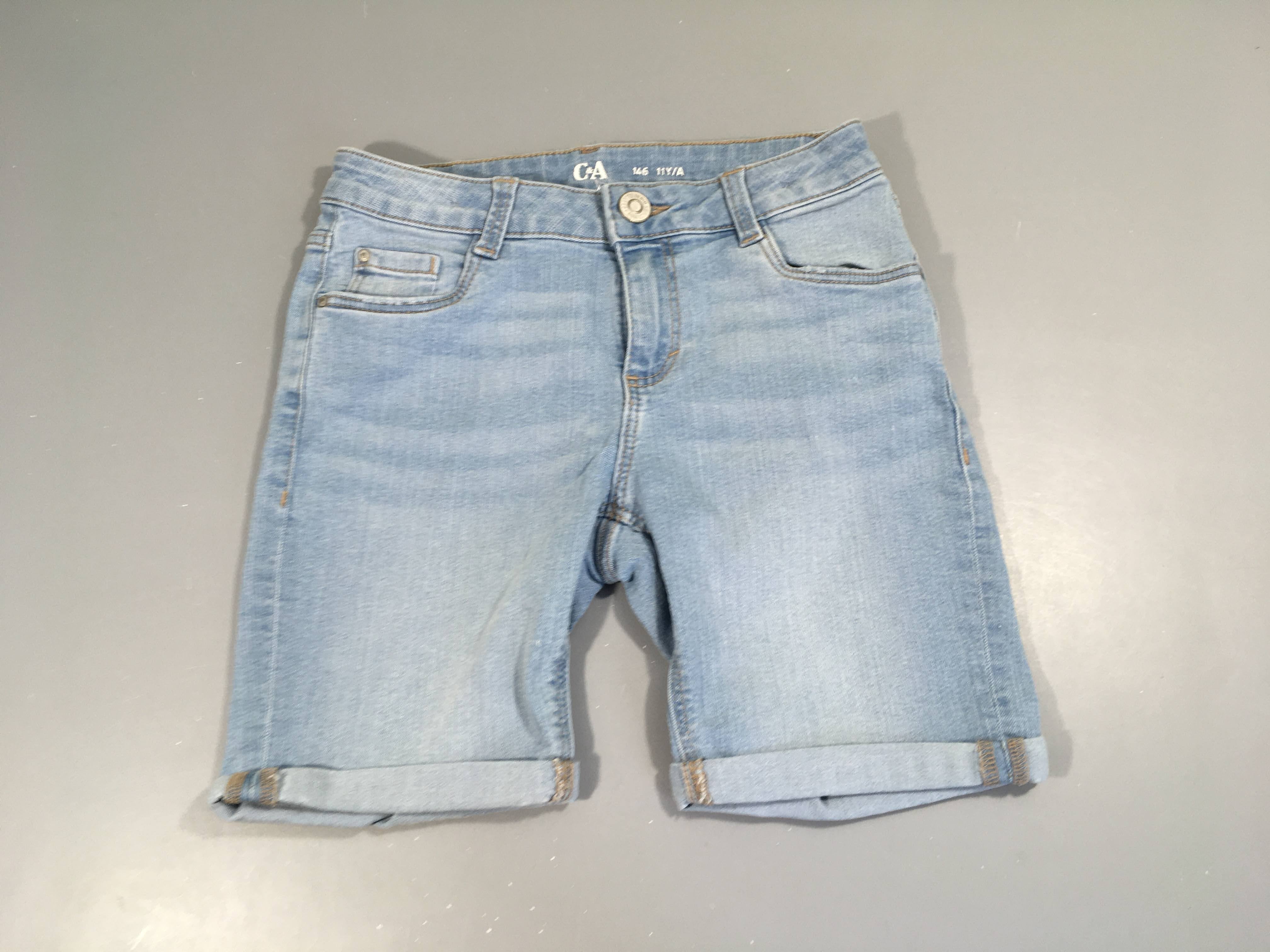 Bermuda en jean clair à revers