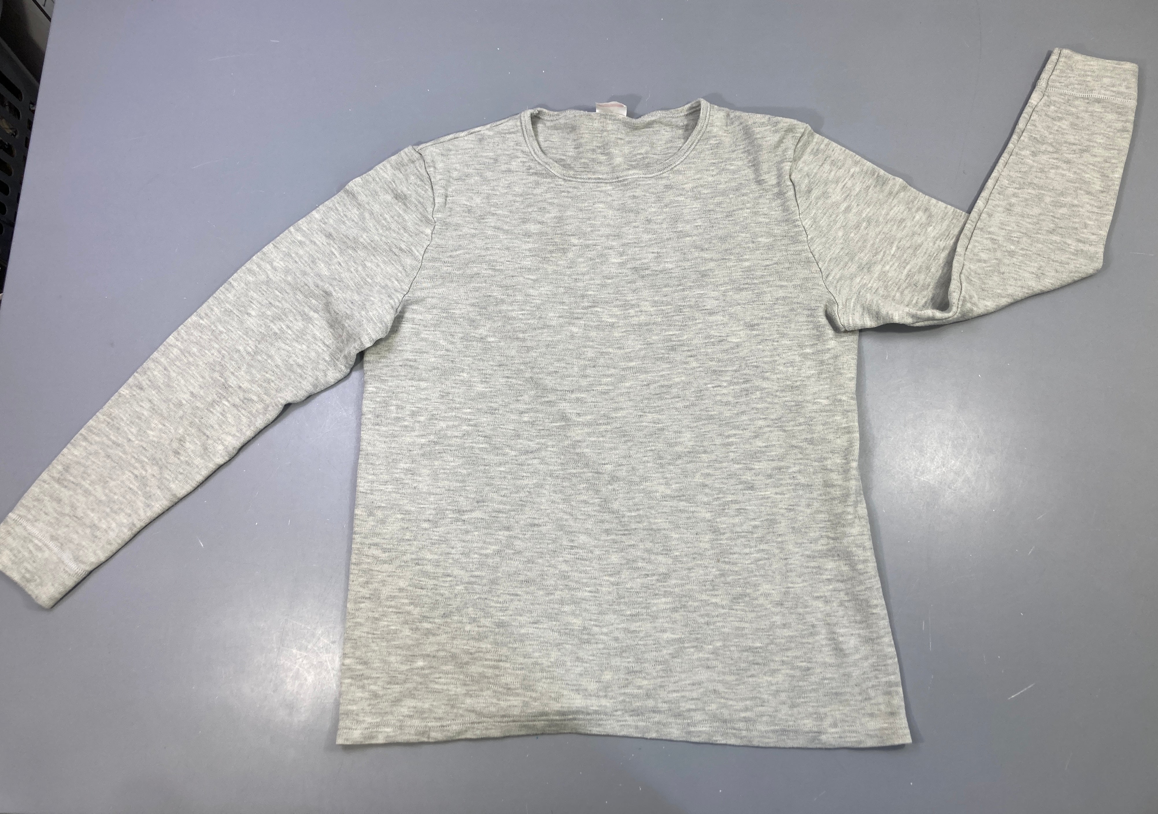 T-shirt m.l thermique gris chiné légèrement bouloché (taille estimée, pas d'étiquette)