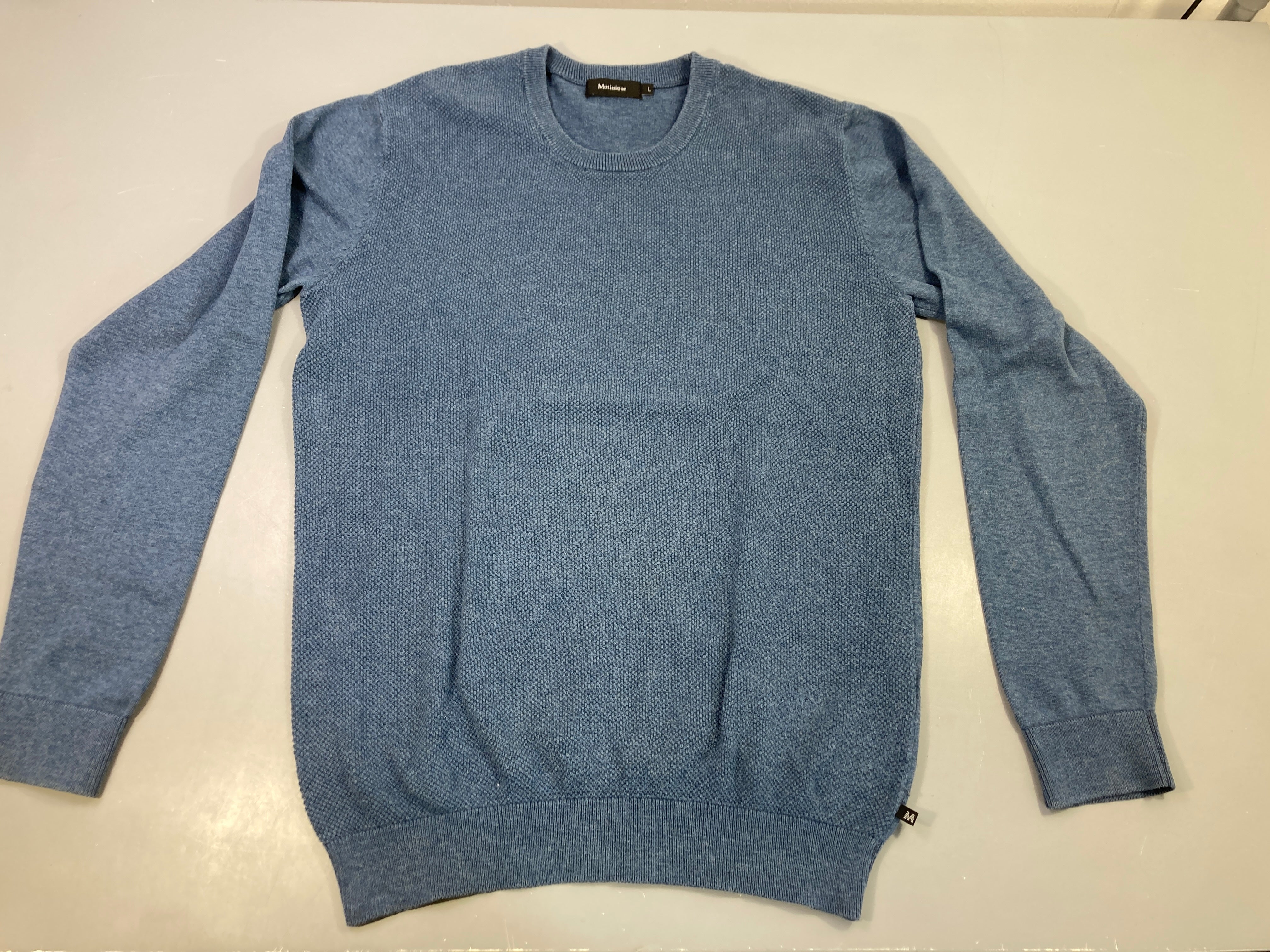 Pull col rond bleu chiné texturé, légèrement bouloché
