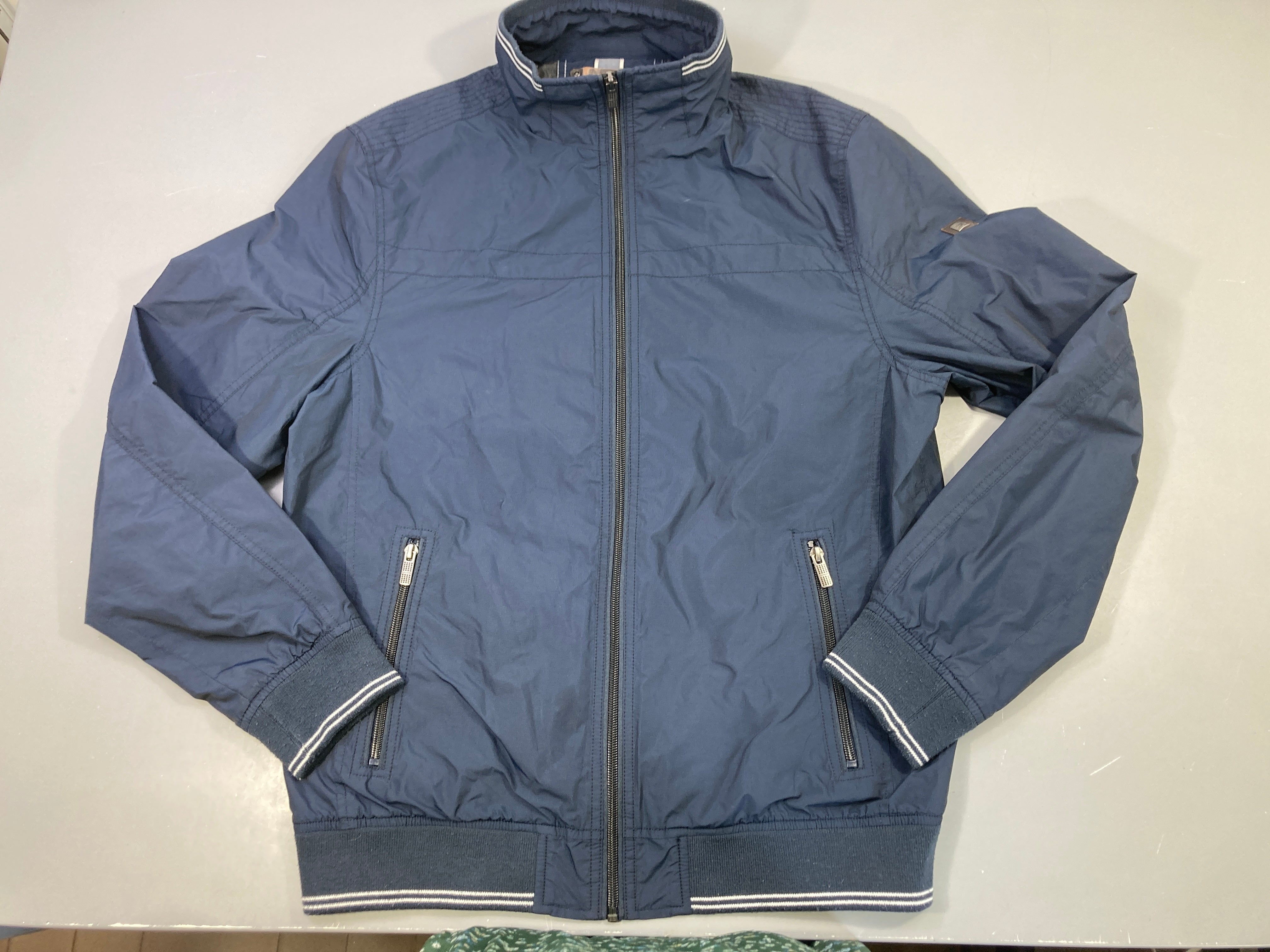 Veste zippée bleu marine zippé, bords rayés (taille estimée)