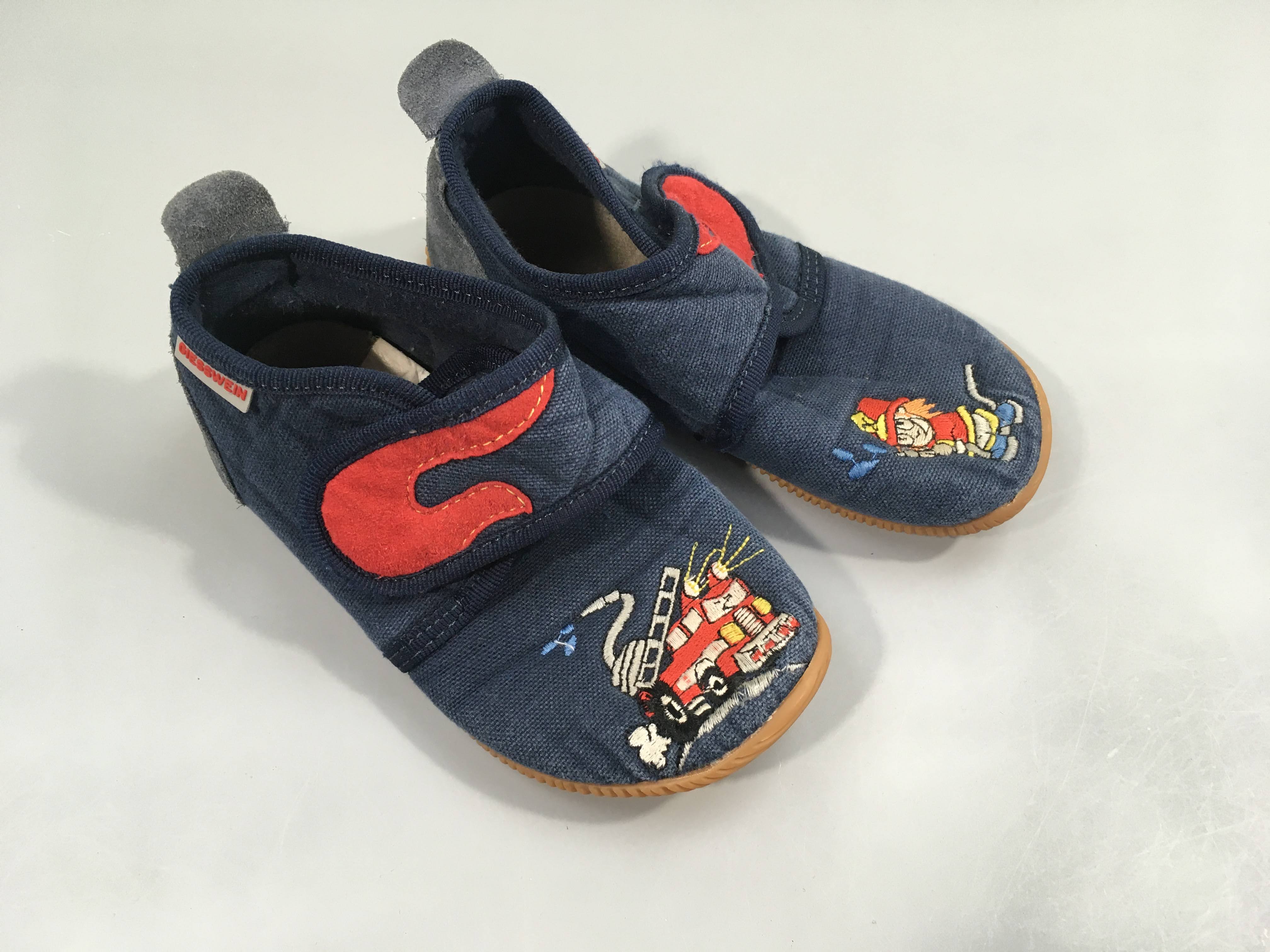 Pantoufles chaussons bleu pompiers Giesswen Heiden, 26 - ont servi,  décolorées