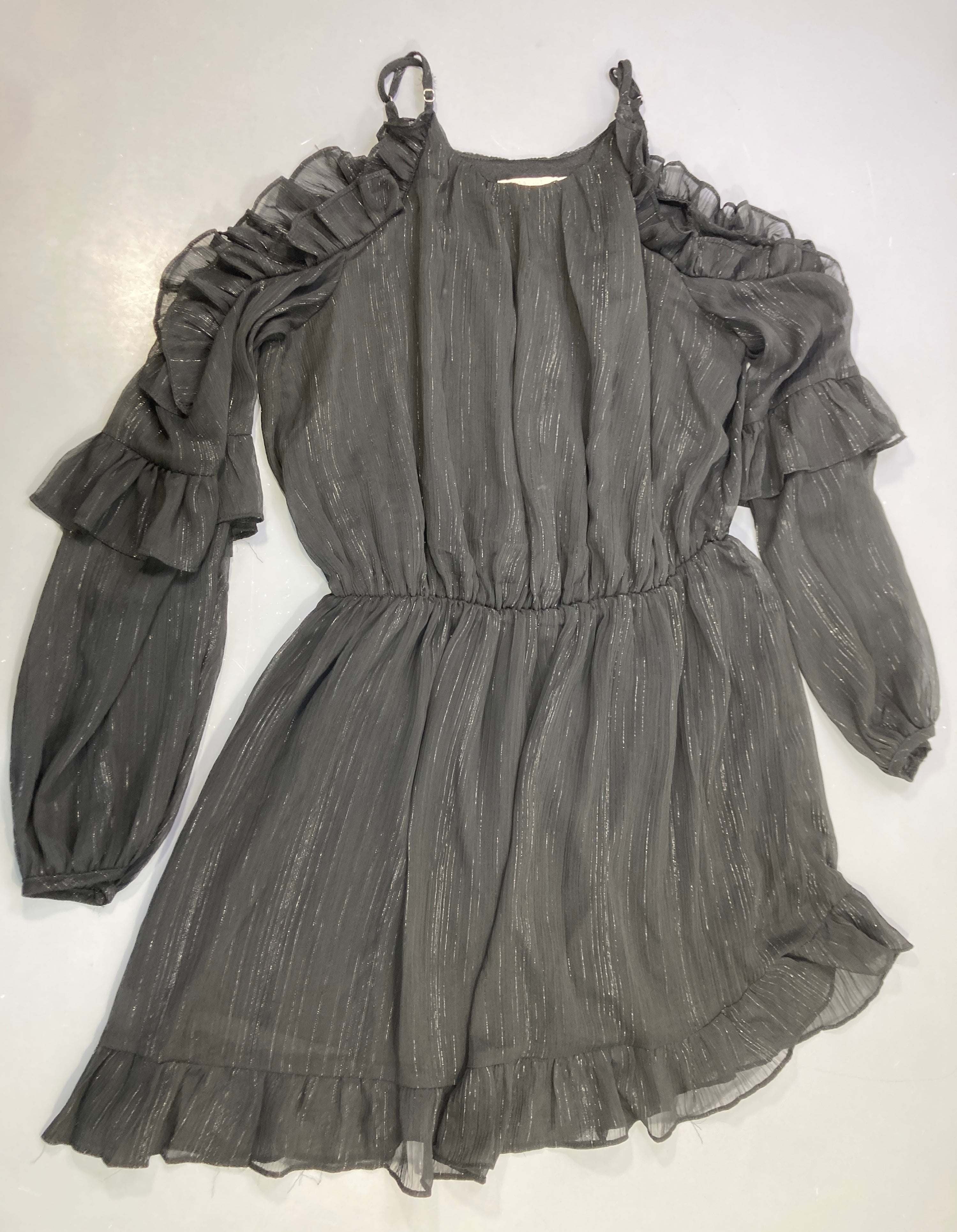 Robe noire ligné irisé épaule dégagées ml voile