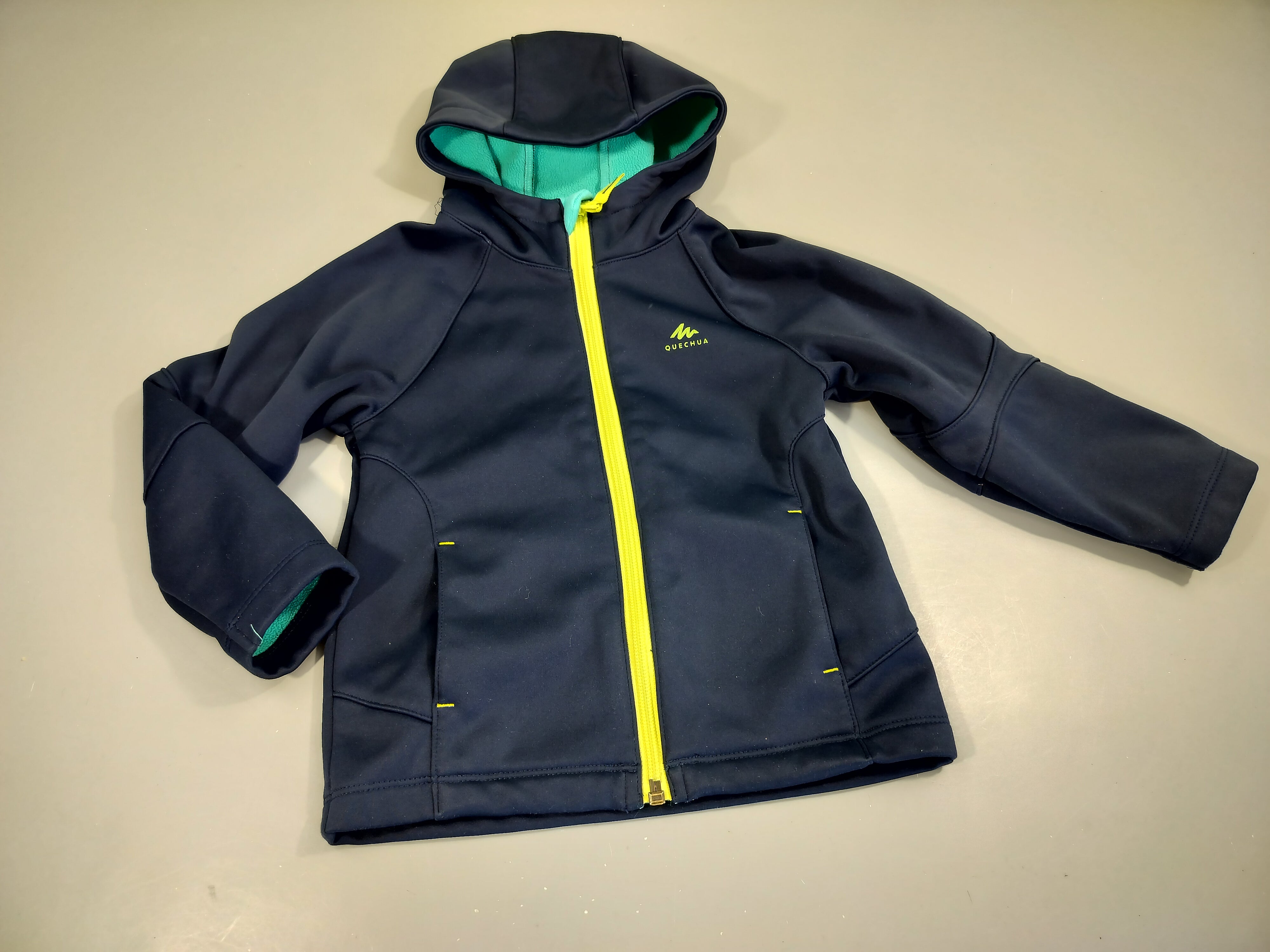 Veste zippée à capuche bleu marine, zip vert . Intérieur doux et chaud