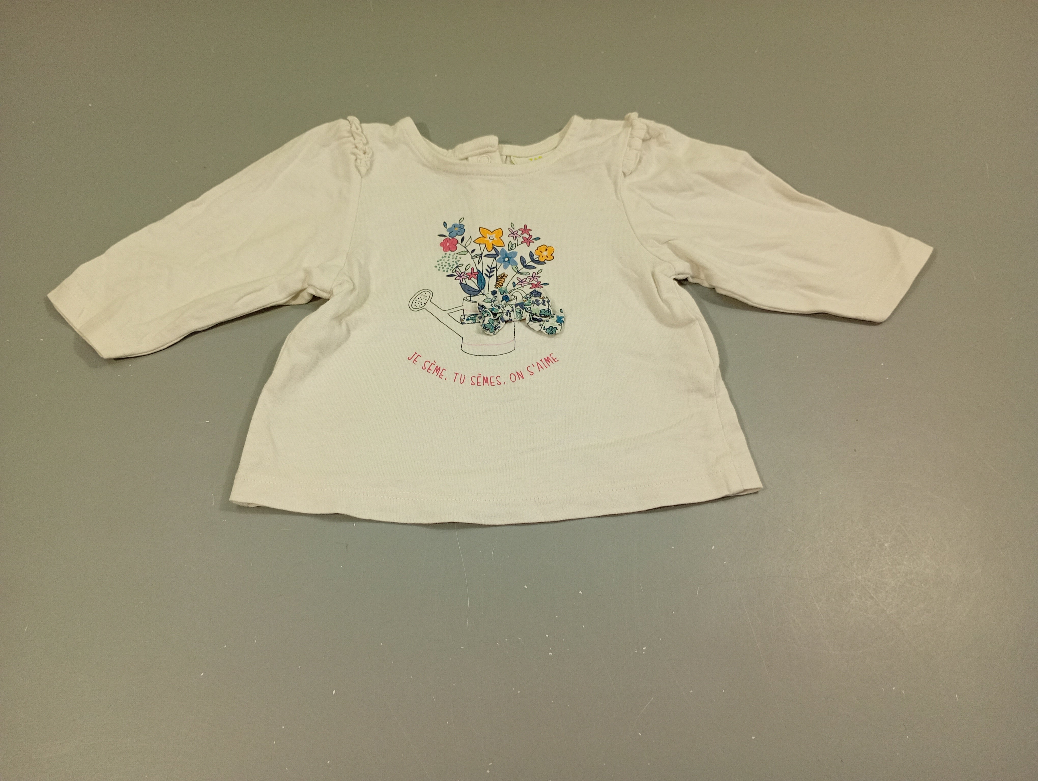 T-shirt m.l blanc arrosoir avec fleurs. Noeud papillon . 