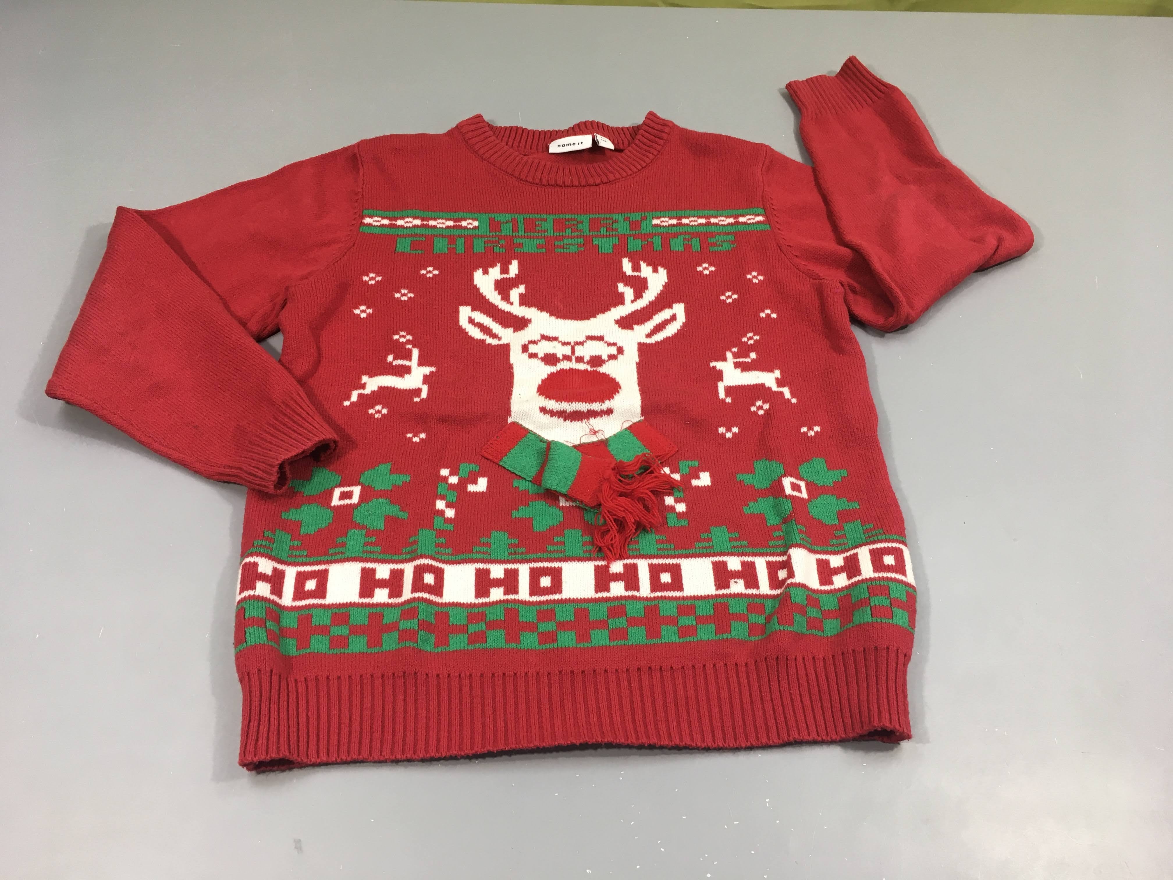 Pull rouge  renne de Noël avec écharpe 