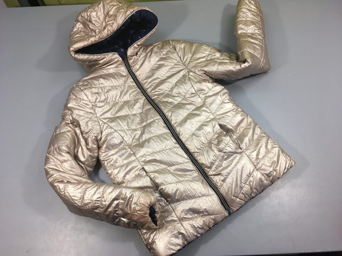 Veste zippée à capuche ouatinée réversible doré/ bleu marine cerise. Bas des manches côté doré légèrement usés, moins cher chez Petit Kiwi