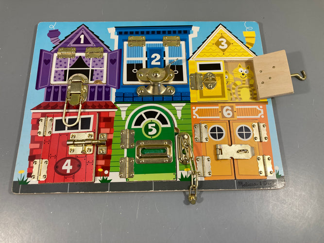 Planche en bois à serrures et verrous Mélissa & Doug Quelques traces d'usure bords, moins cher chez Petit Kiwi