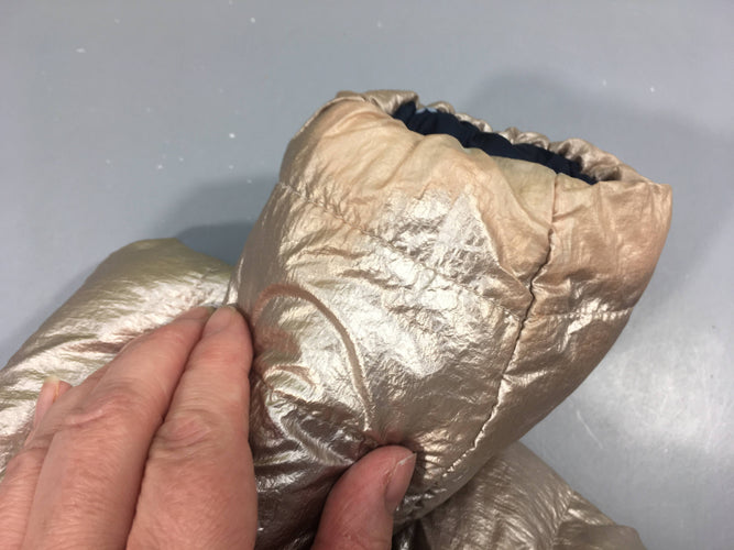 Veste zippée à capuche ouatinée réversible doré/ bleu marine cerise. Bas des manches côté doré légèrement usés, moins cher chez Petit Kiwi