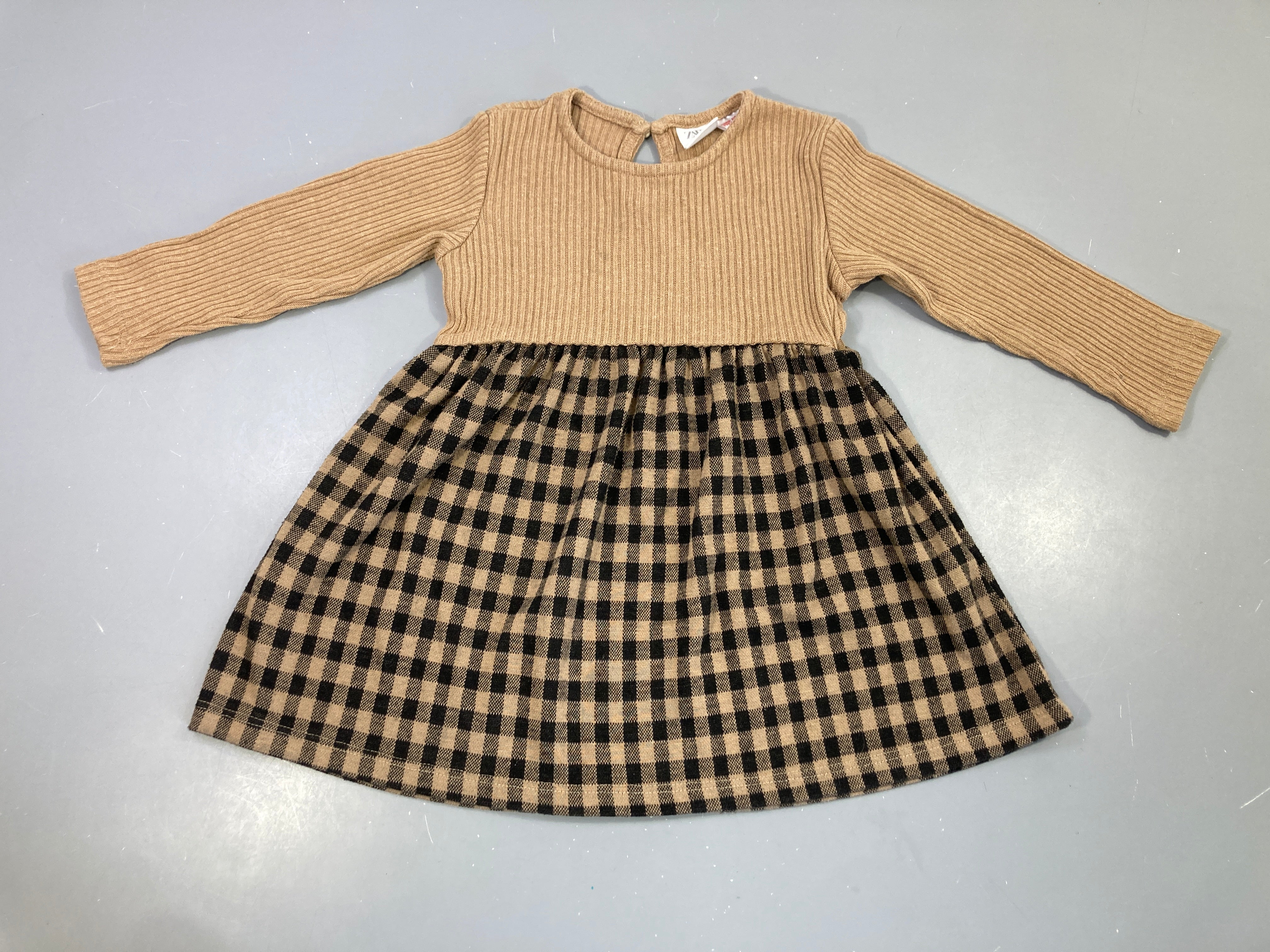 Robe manches longues beige et carreaux noir, boulochée
