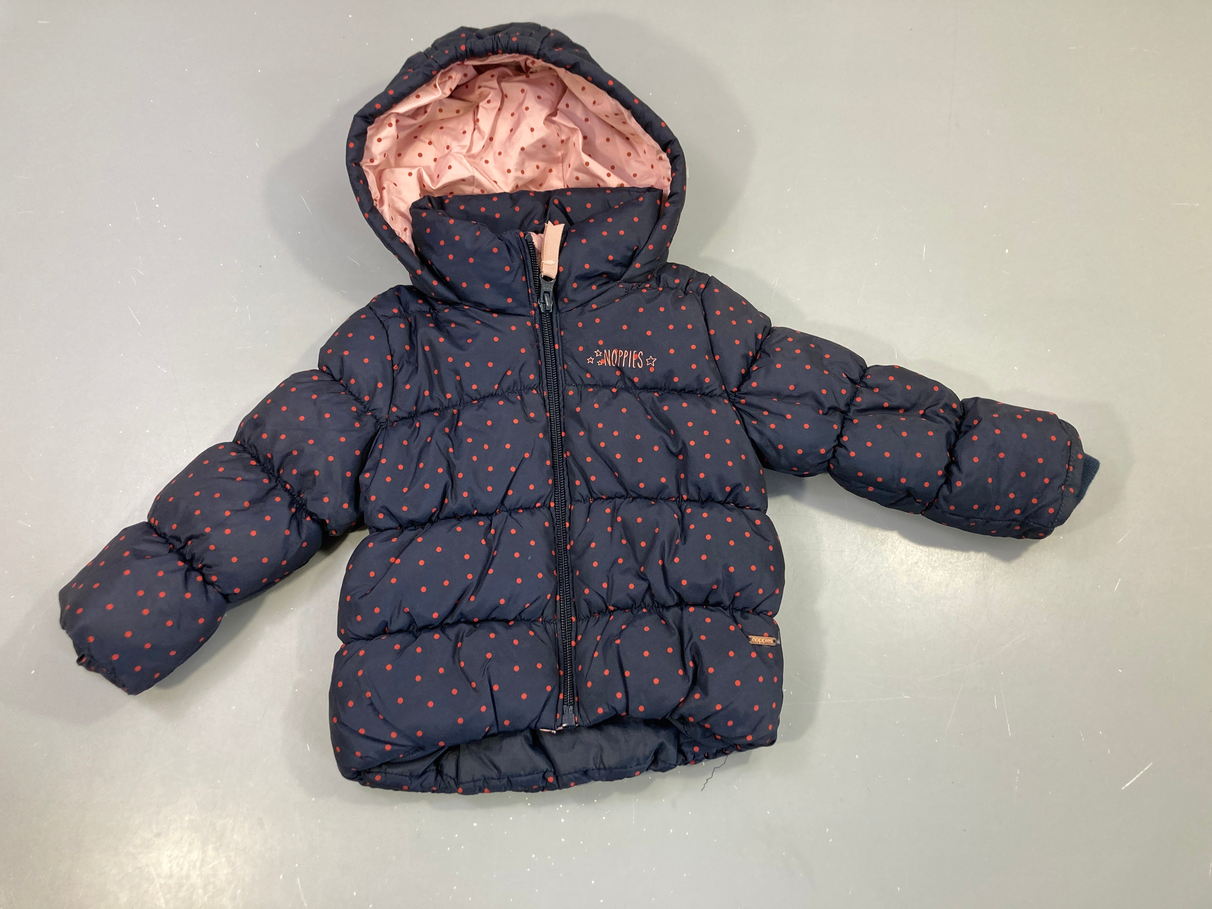Doudoune zippée capuche à pois bleu marine et rouge