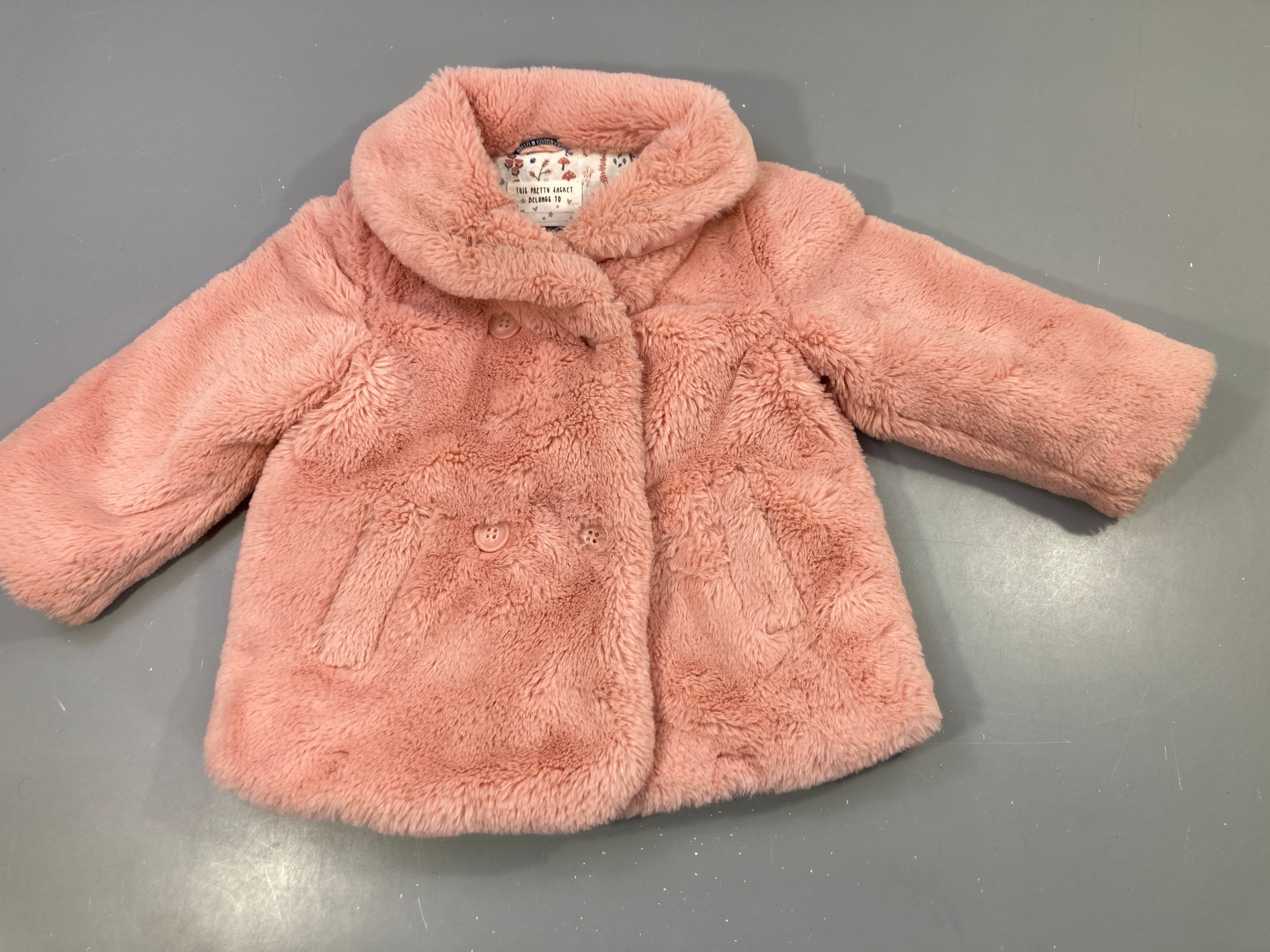 Manteau fausse fourrure rose à boutons