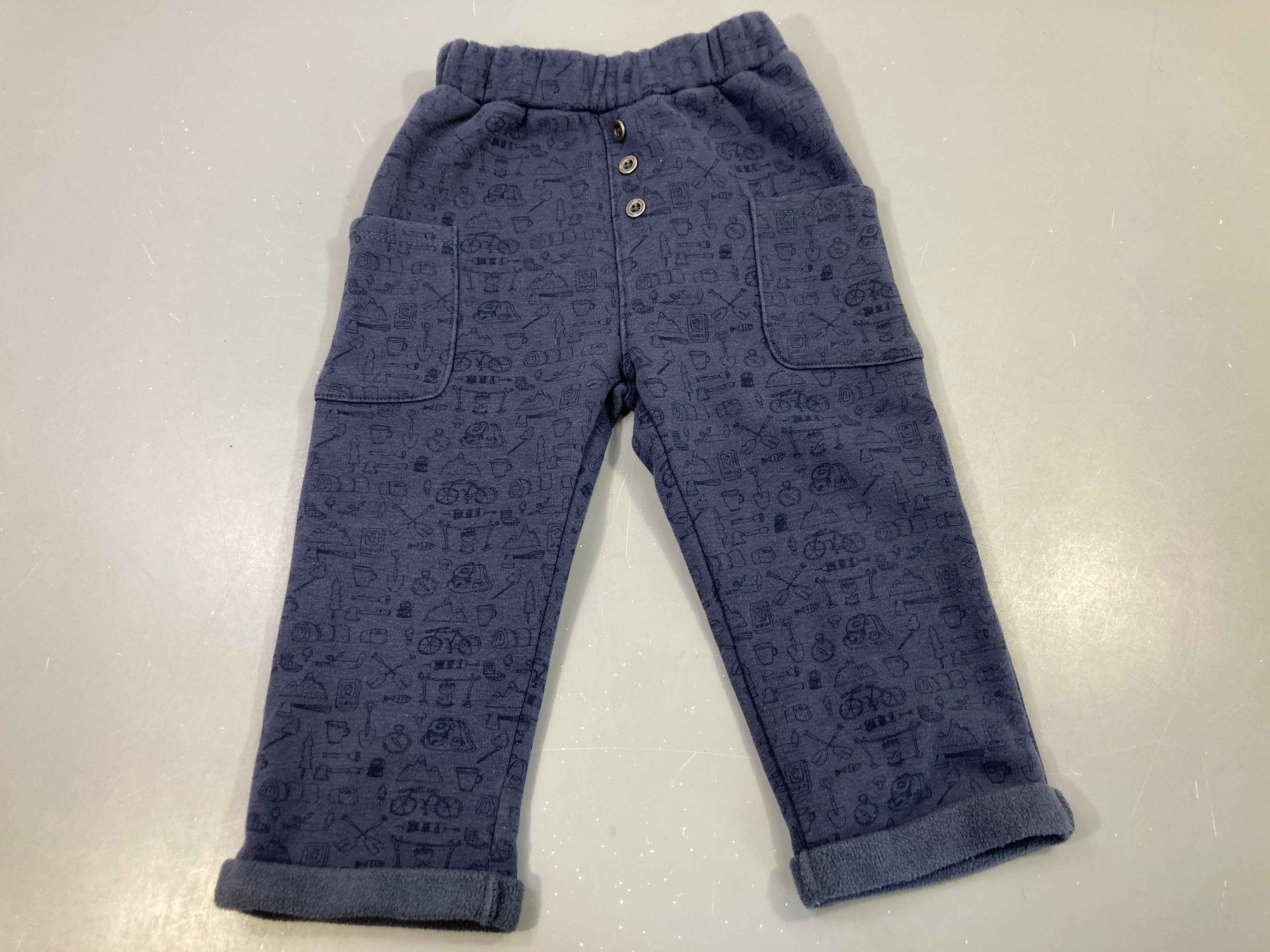 Pantalon molleton bleu motifs camping revers