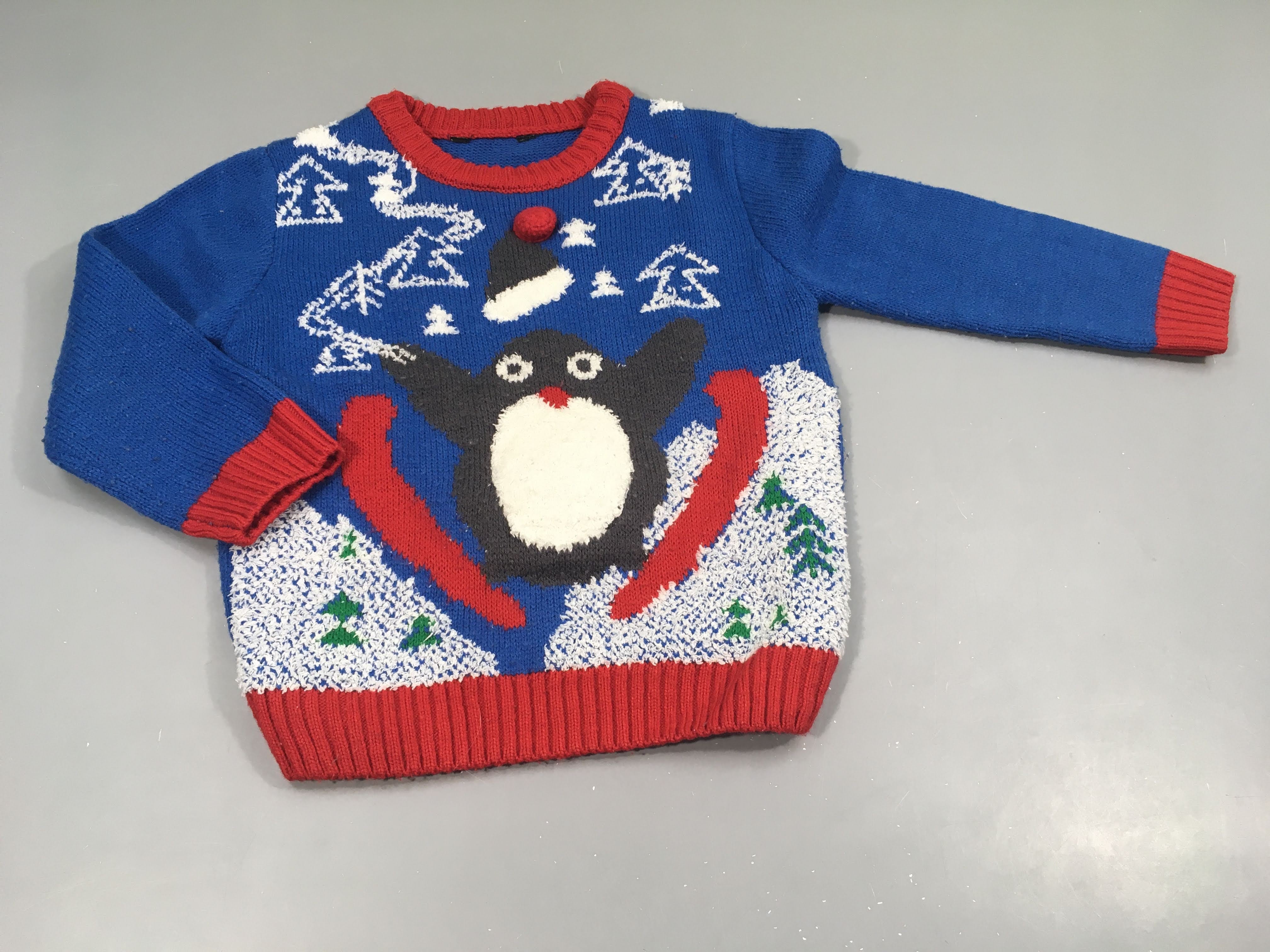 Pull de Noël bleu et rouge , pingouin . Un peu bouloché