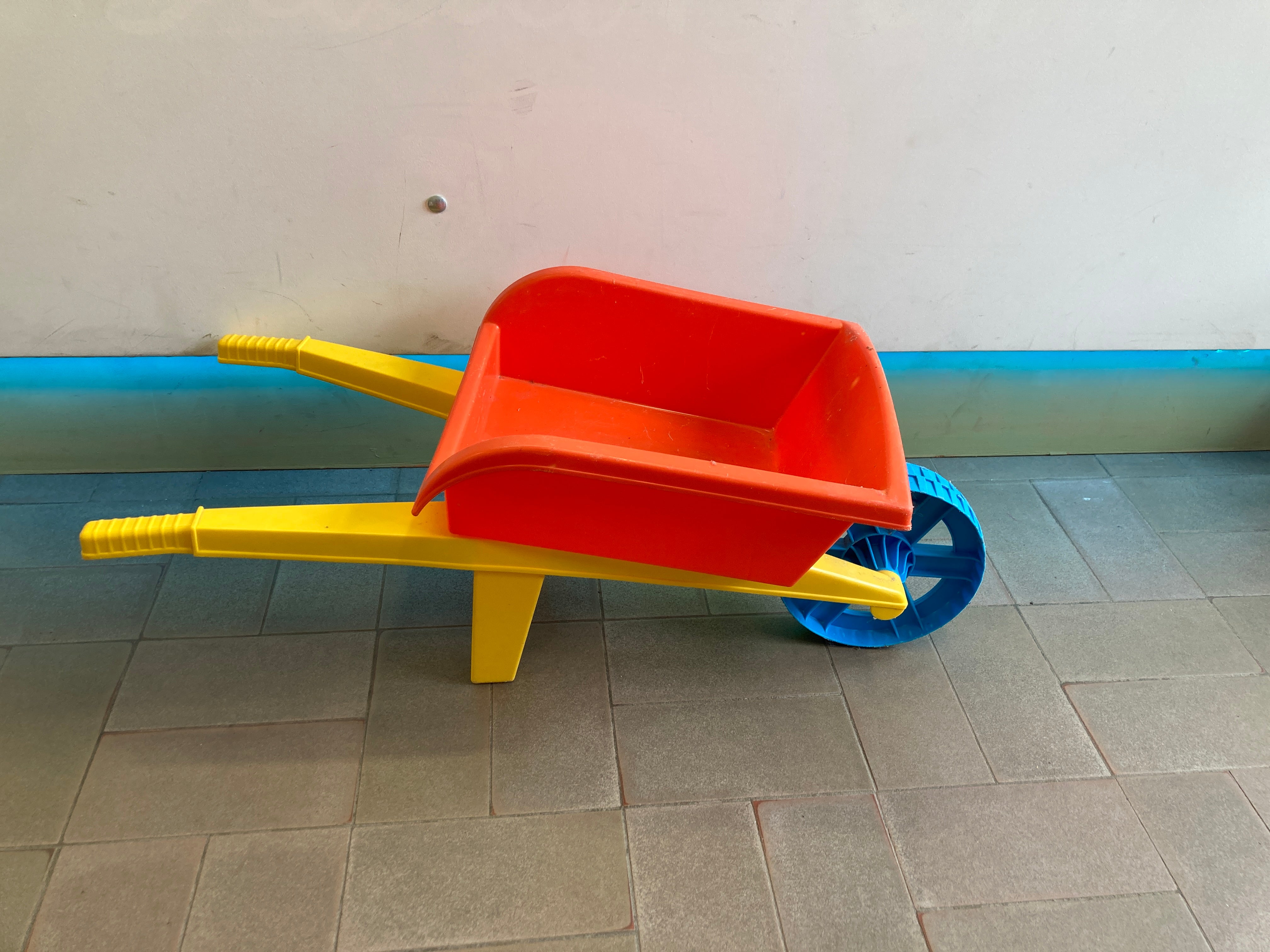 Brouette en plastique, Androni