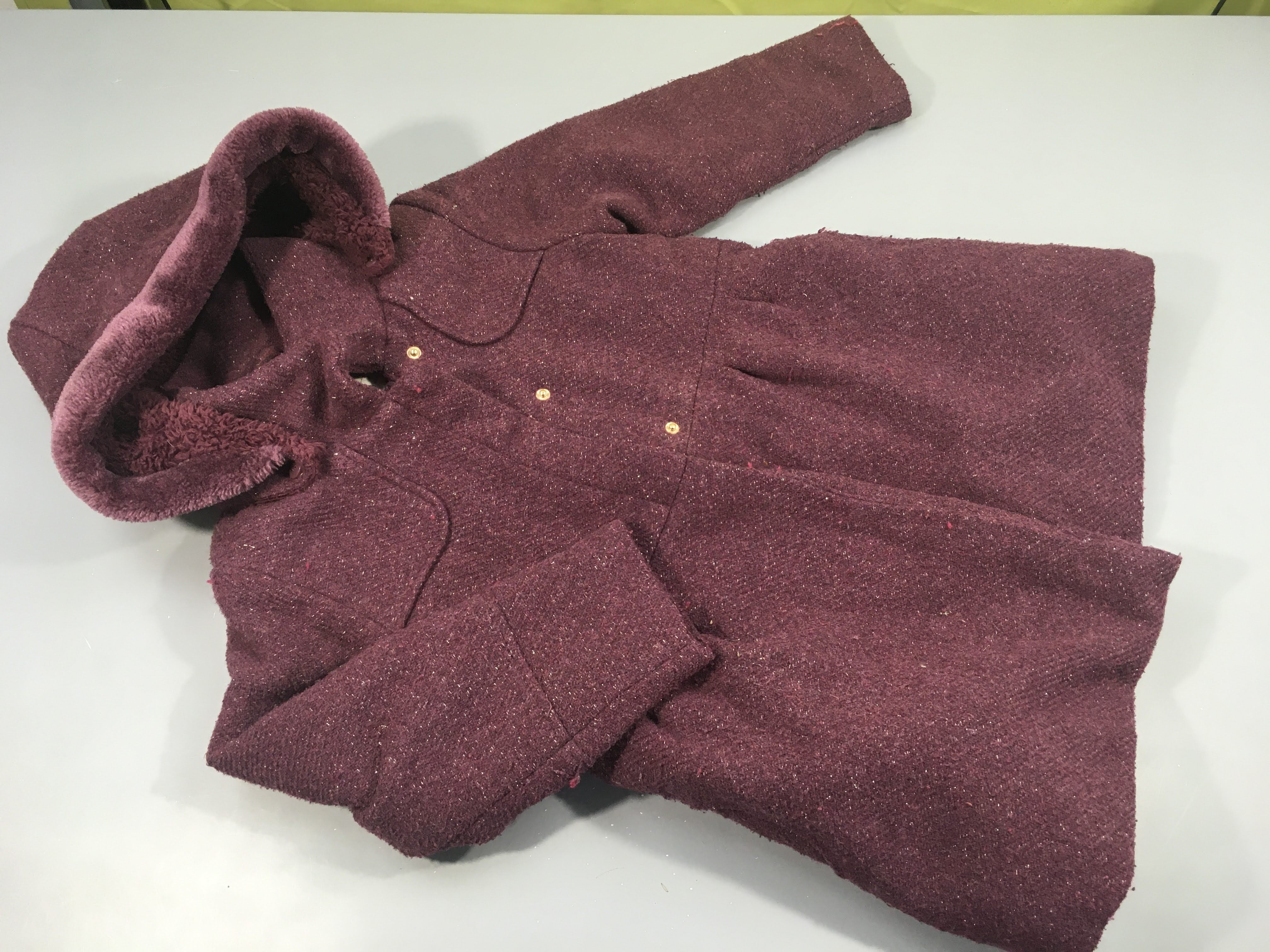 Manteau zippé à capuche aubergine, fils argentés, un peu bouloché