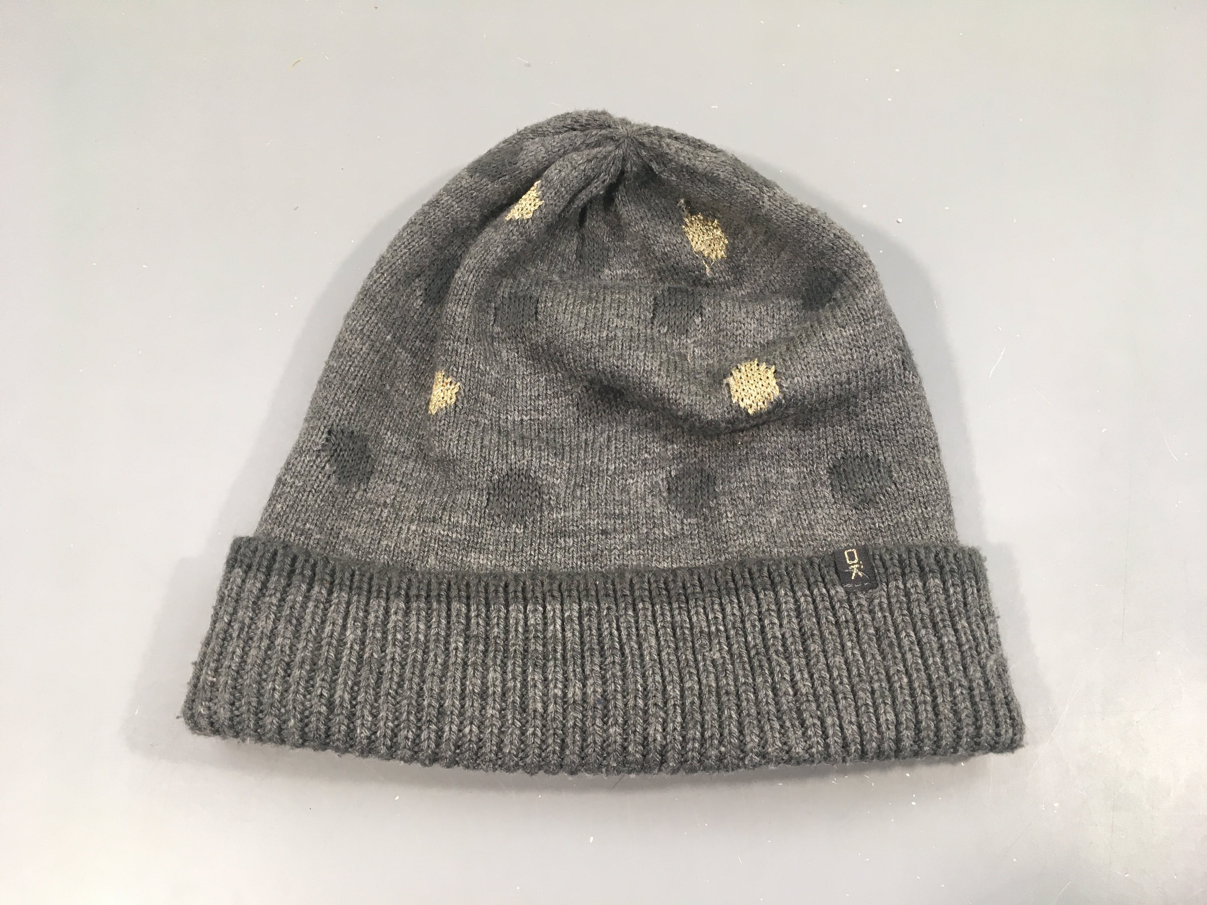 Bonnet gris  à pois  doré, gris , quelques accros et bouloches