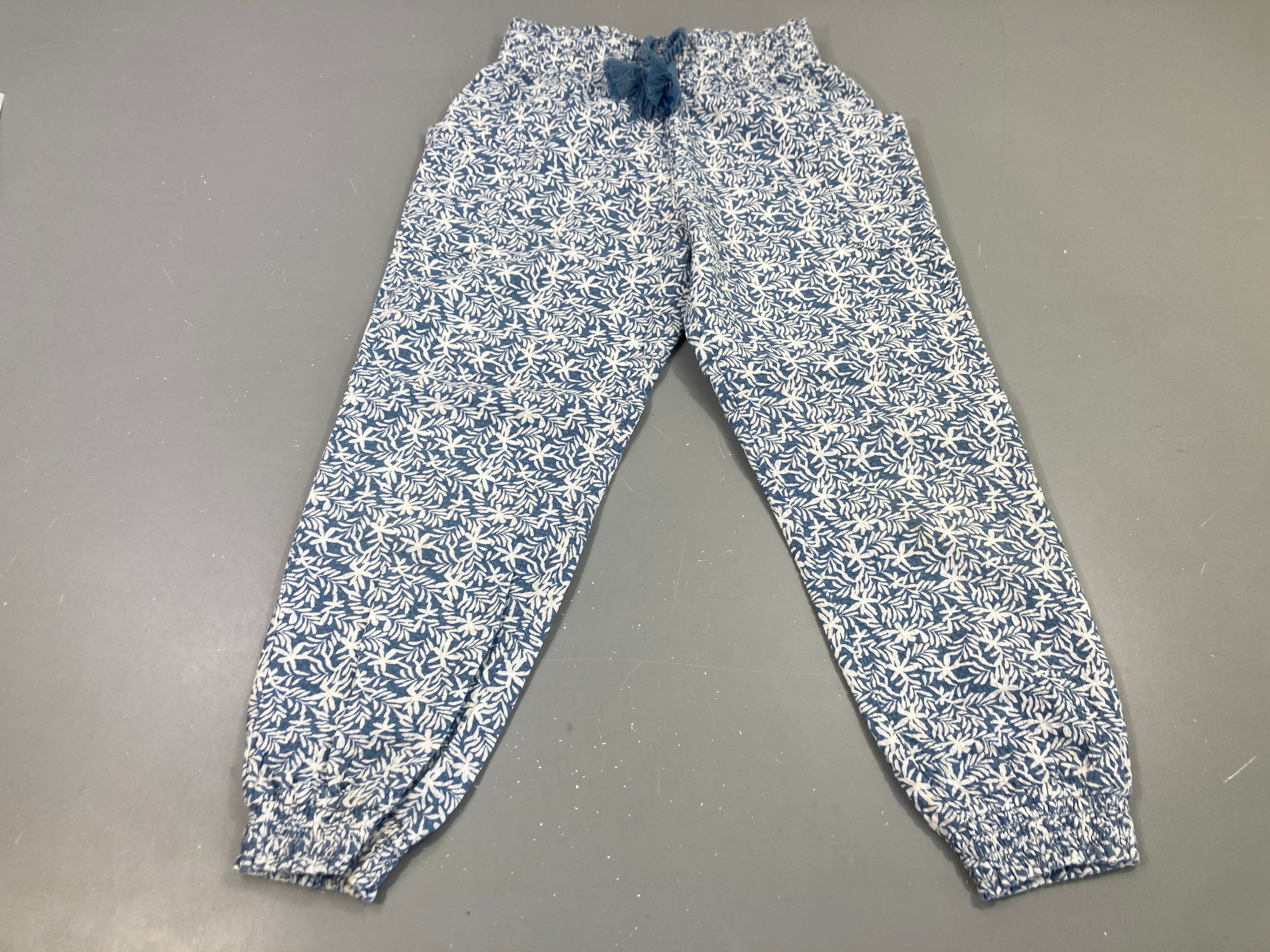Pantalon texturé bleu clair motifs palmiers blancs taille et chevilles élastiques