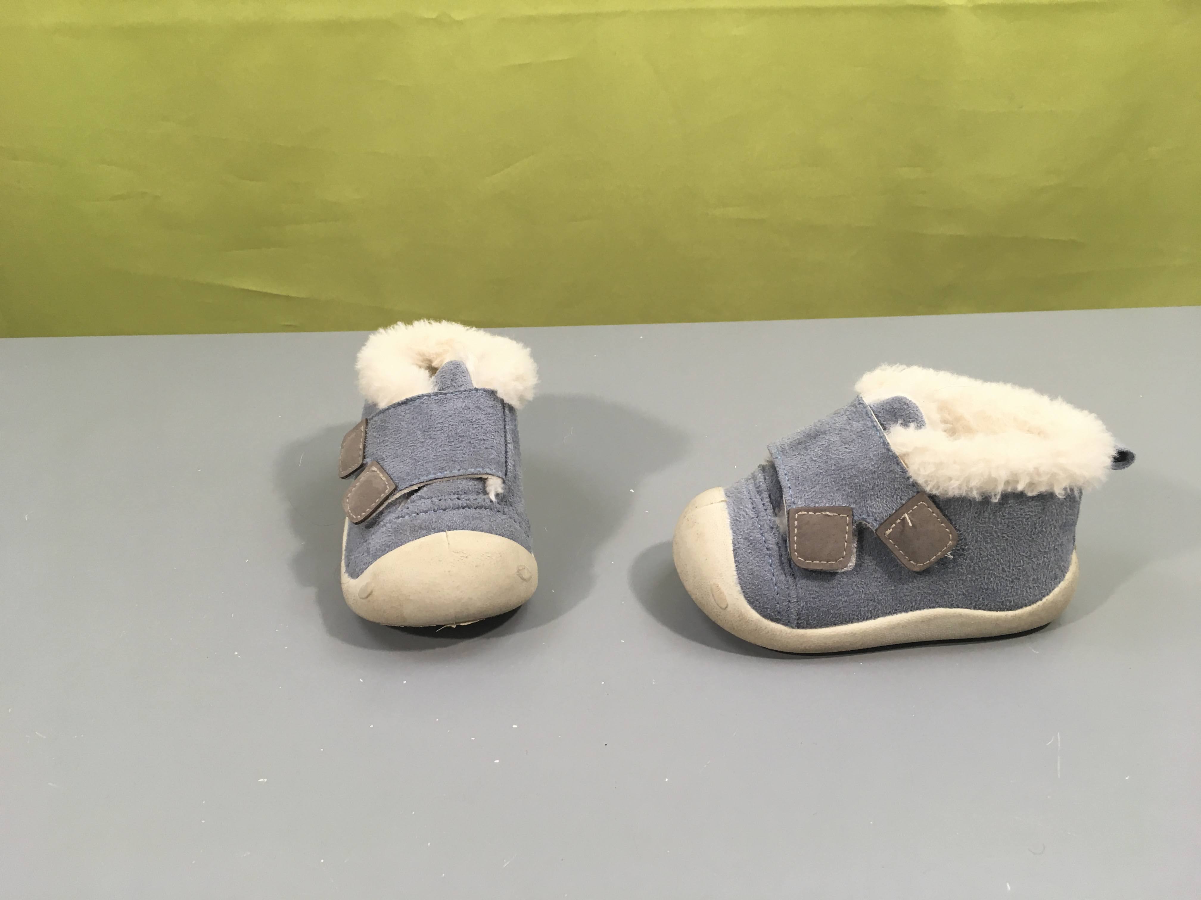 Chaussons fourrés bleu clair avec semelles