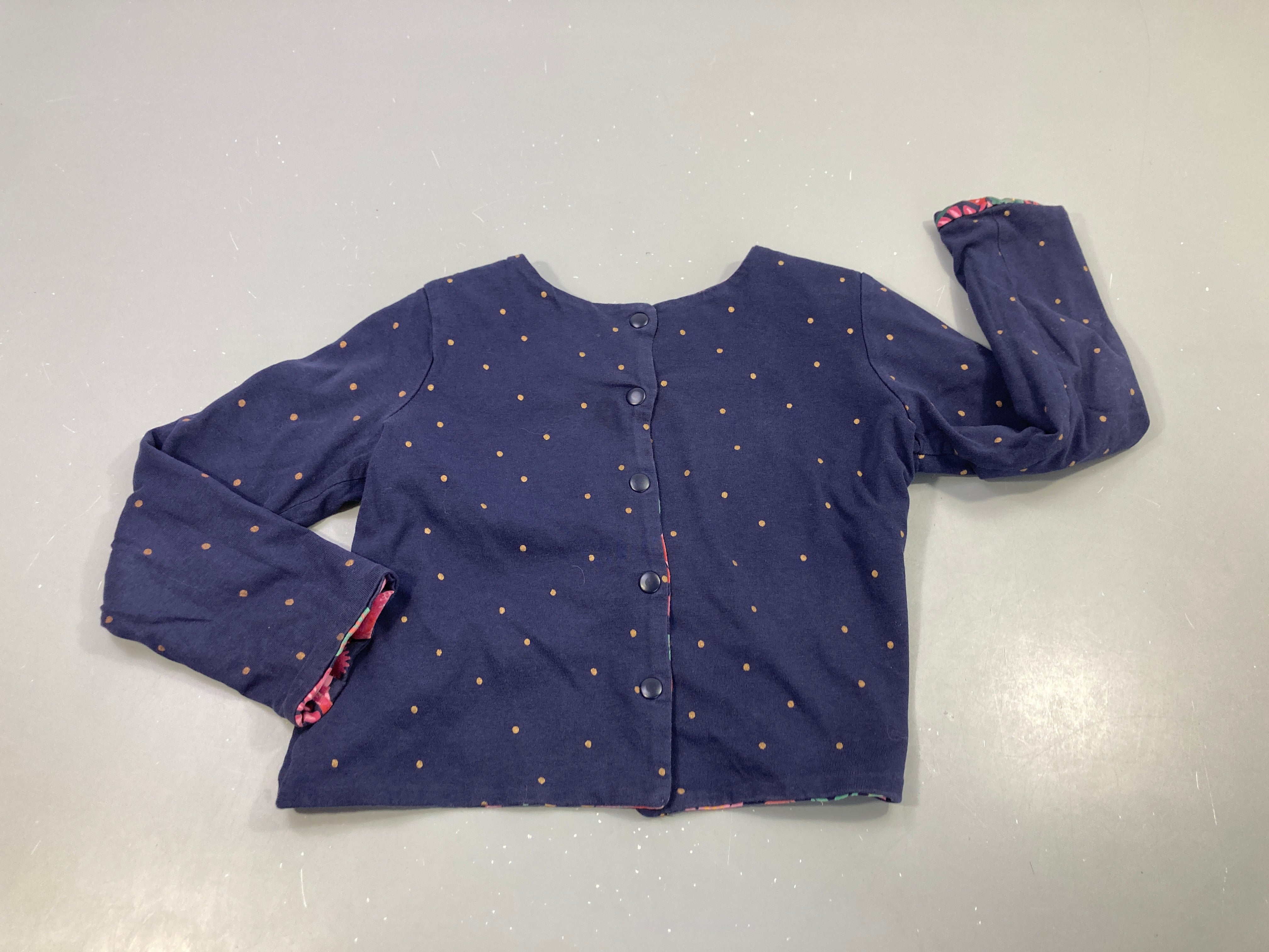 Gilet réversible  bleu marine à pois dorés/  bleu marine motifs florale coloré. Pas de taille indiqué, estimée 4a