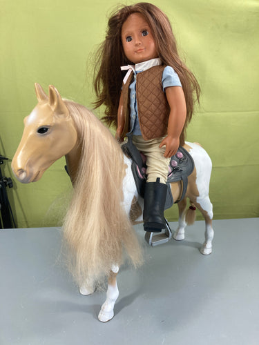 Cheval Tamera beige/blanc 51cm, Palamino + poupée Catarina 46cm, OUR GENERATION, moins cher chez Petit Kiwi