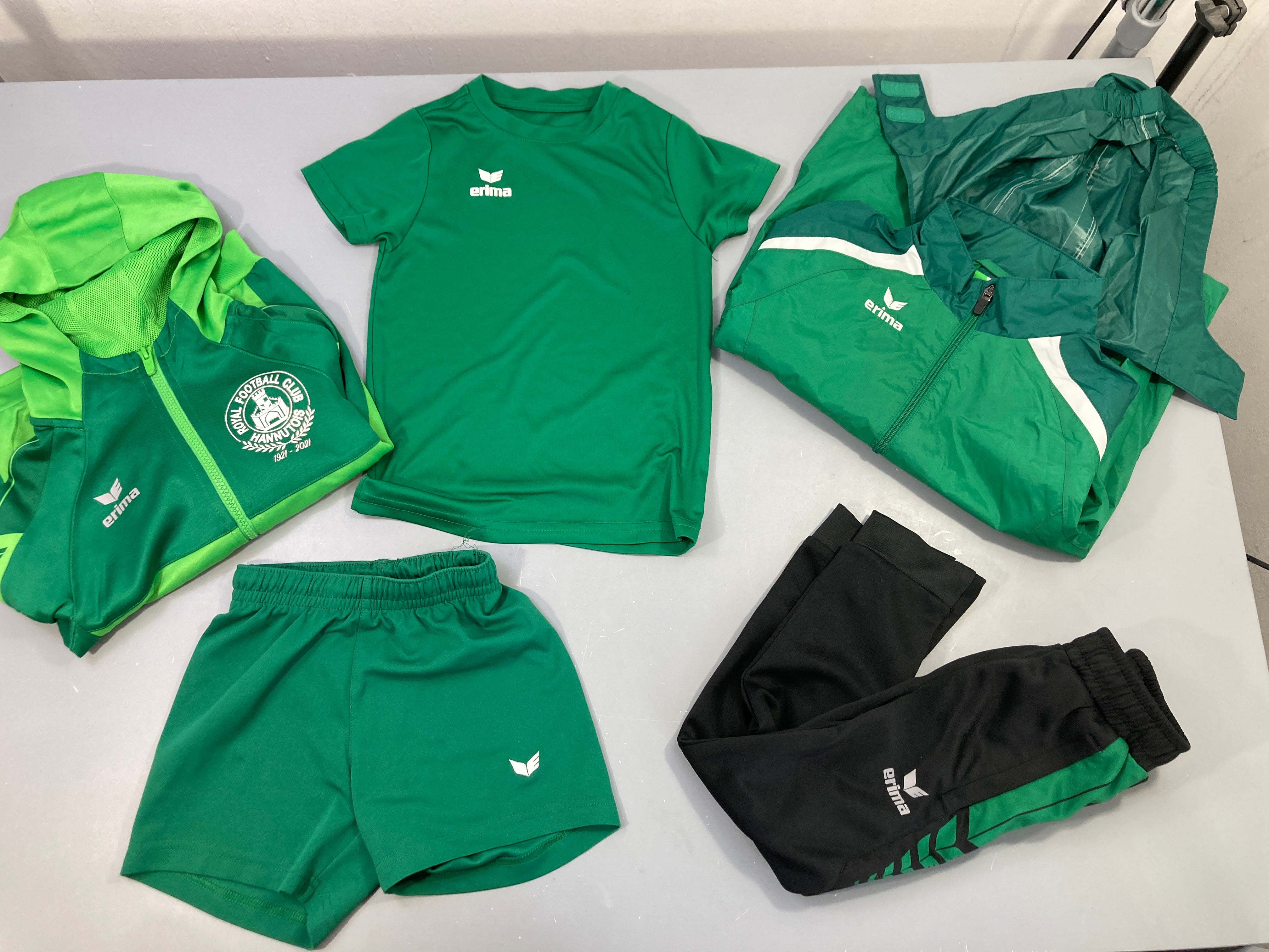 Ensemble de foot vert, blanc, noir Erima, Veste de jogging, +  dessus de jogging + Pantalon de jooging + short+ T-shirt m.c, quelques petites taches
