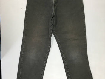Pantalon noir, genoux un peu usés