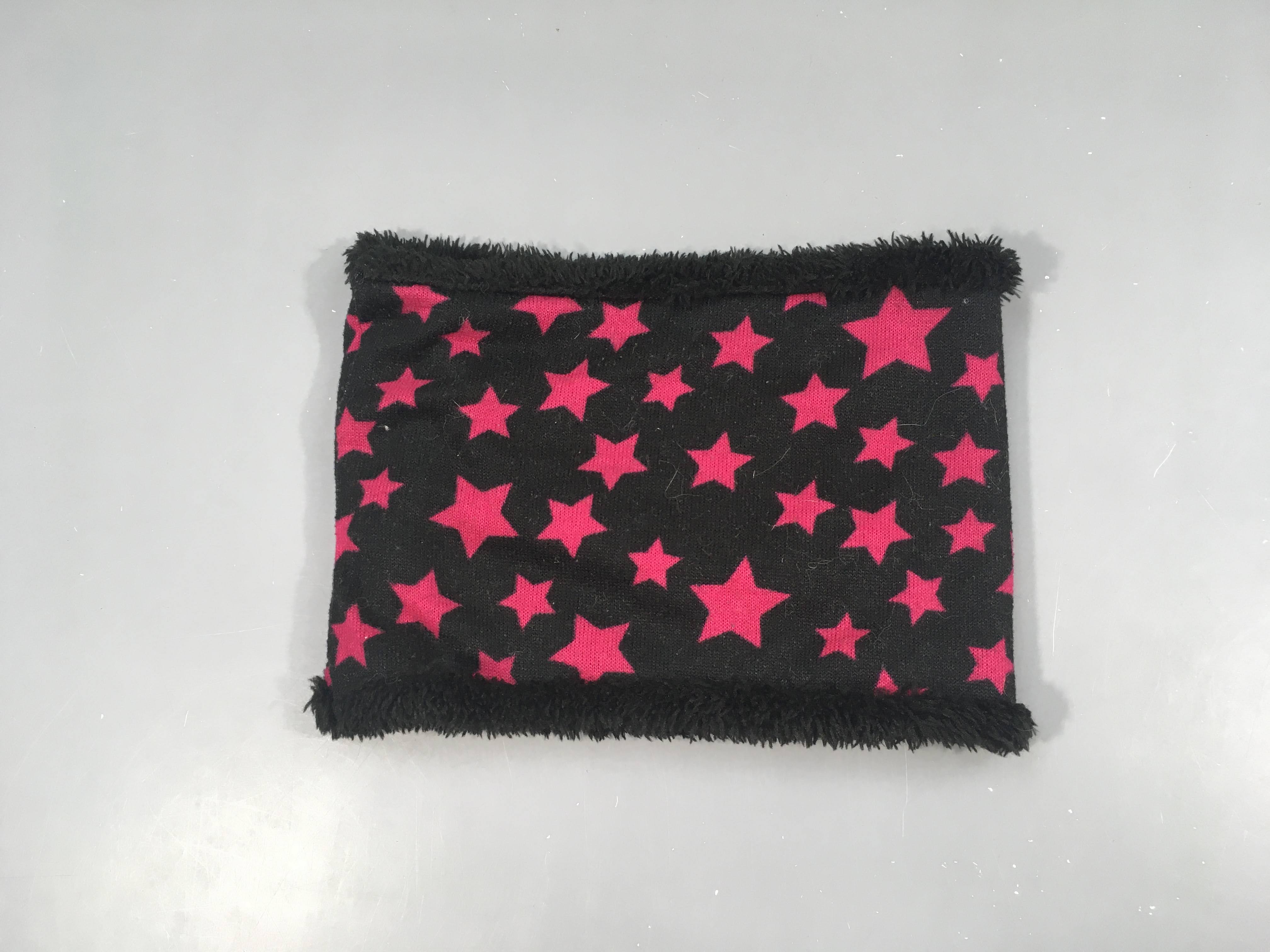 Tour de cou noir étoiles roses