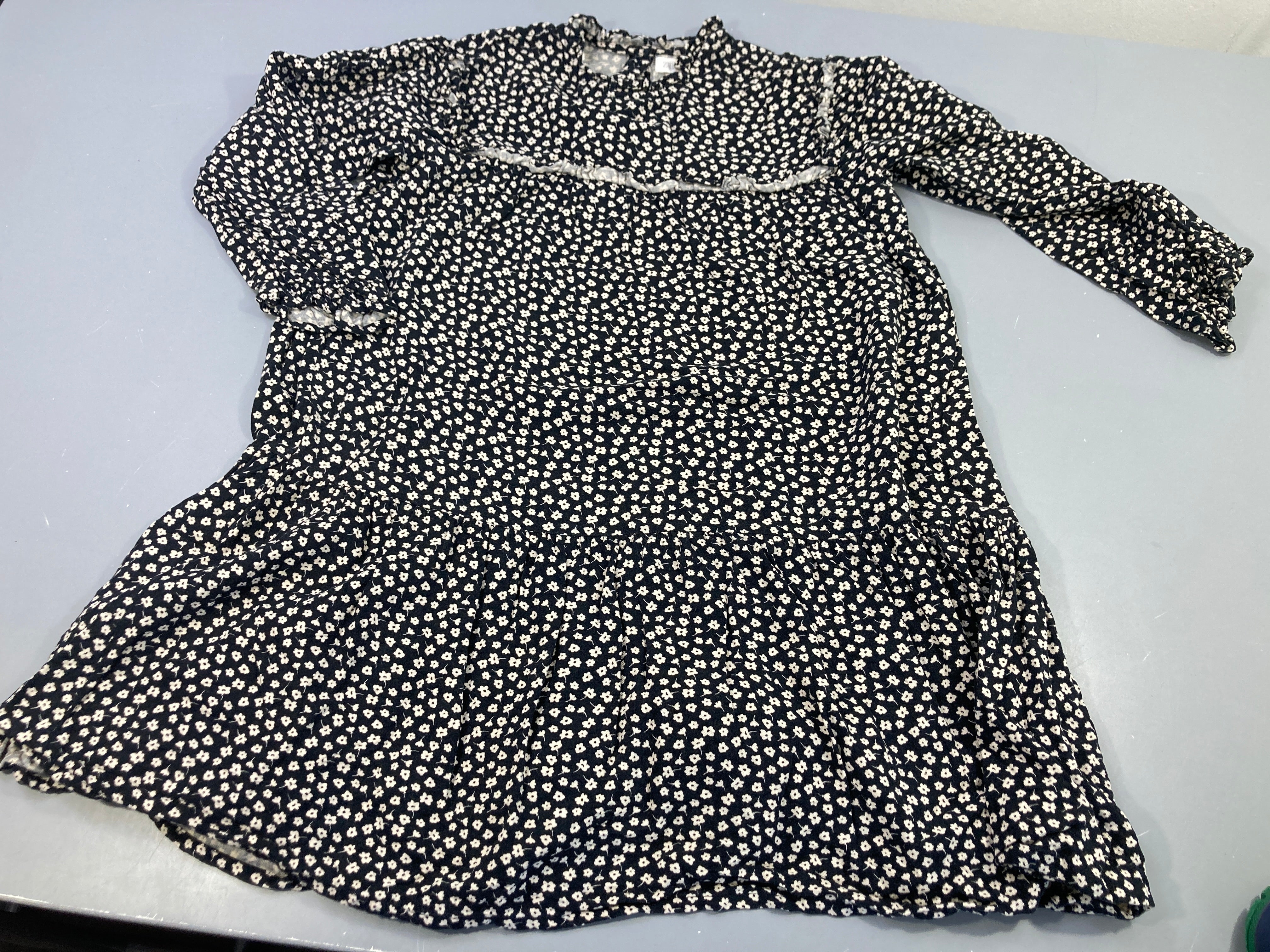 Robe m.l noire à fleurs blanches