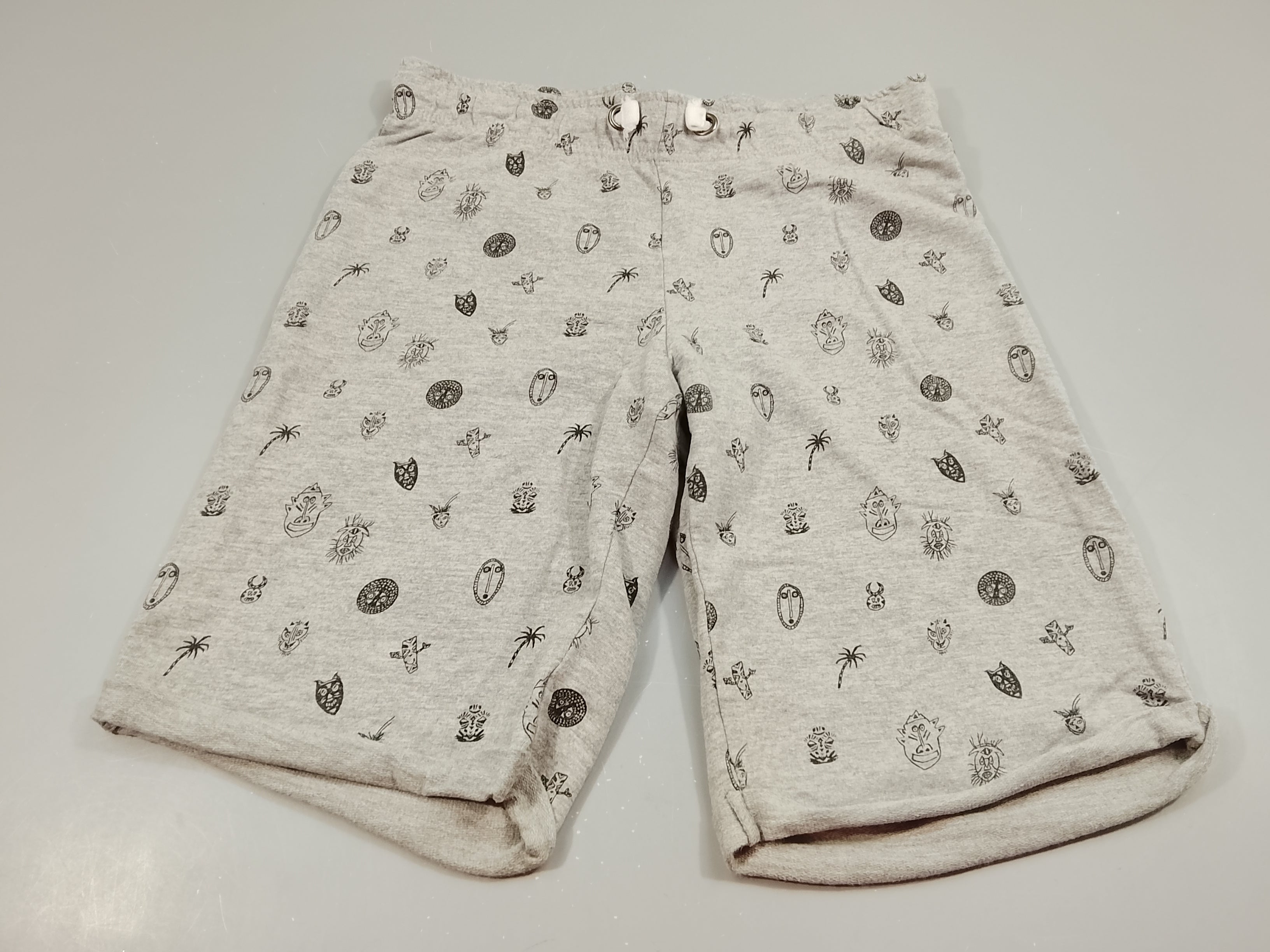 Bermuda molleton  gris flammé motifs masques er palmiers, taille élastique