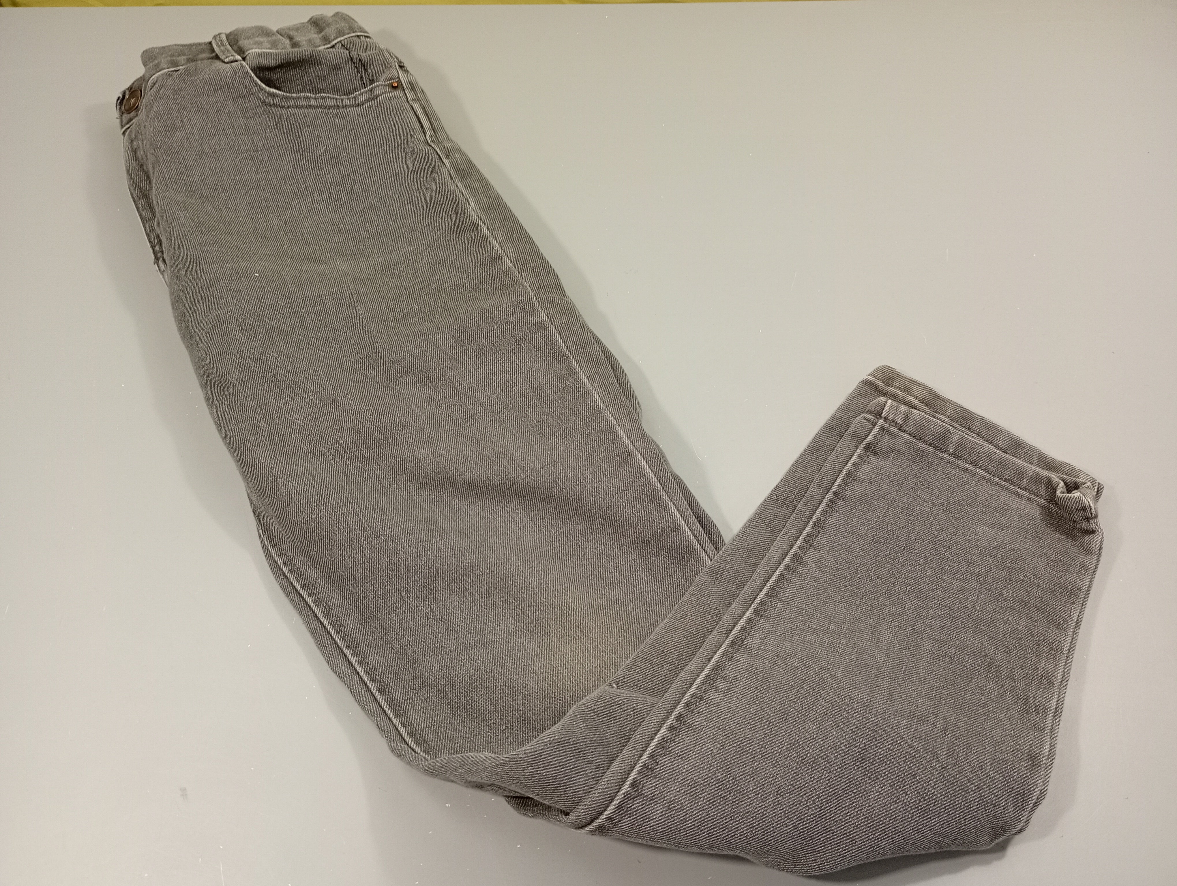 Pantalon denim gris, régular (légères traces aux  genoux)