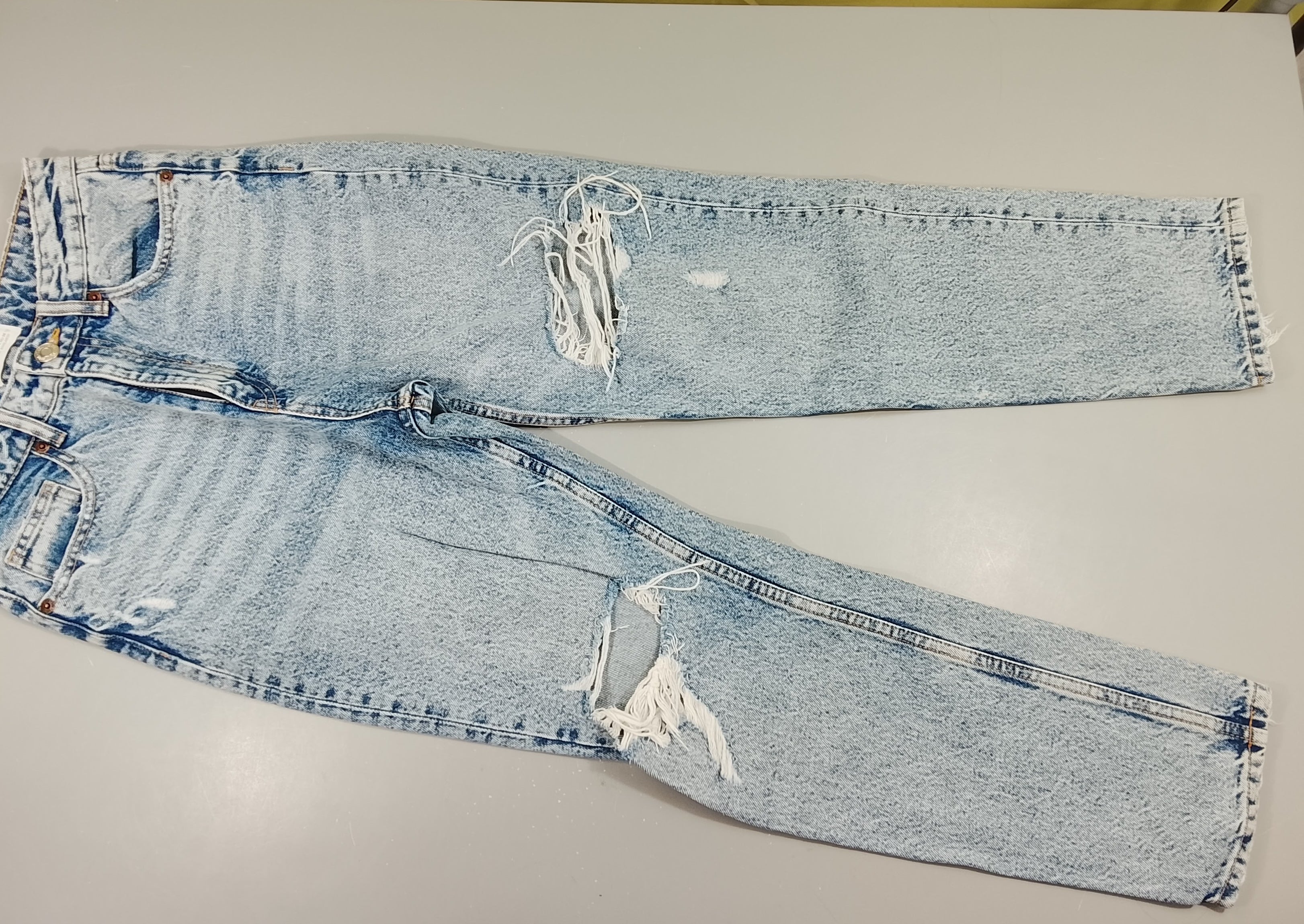 Jeans clair effet troué (36)