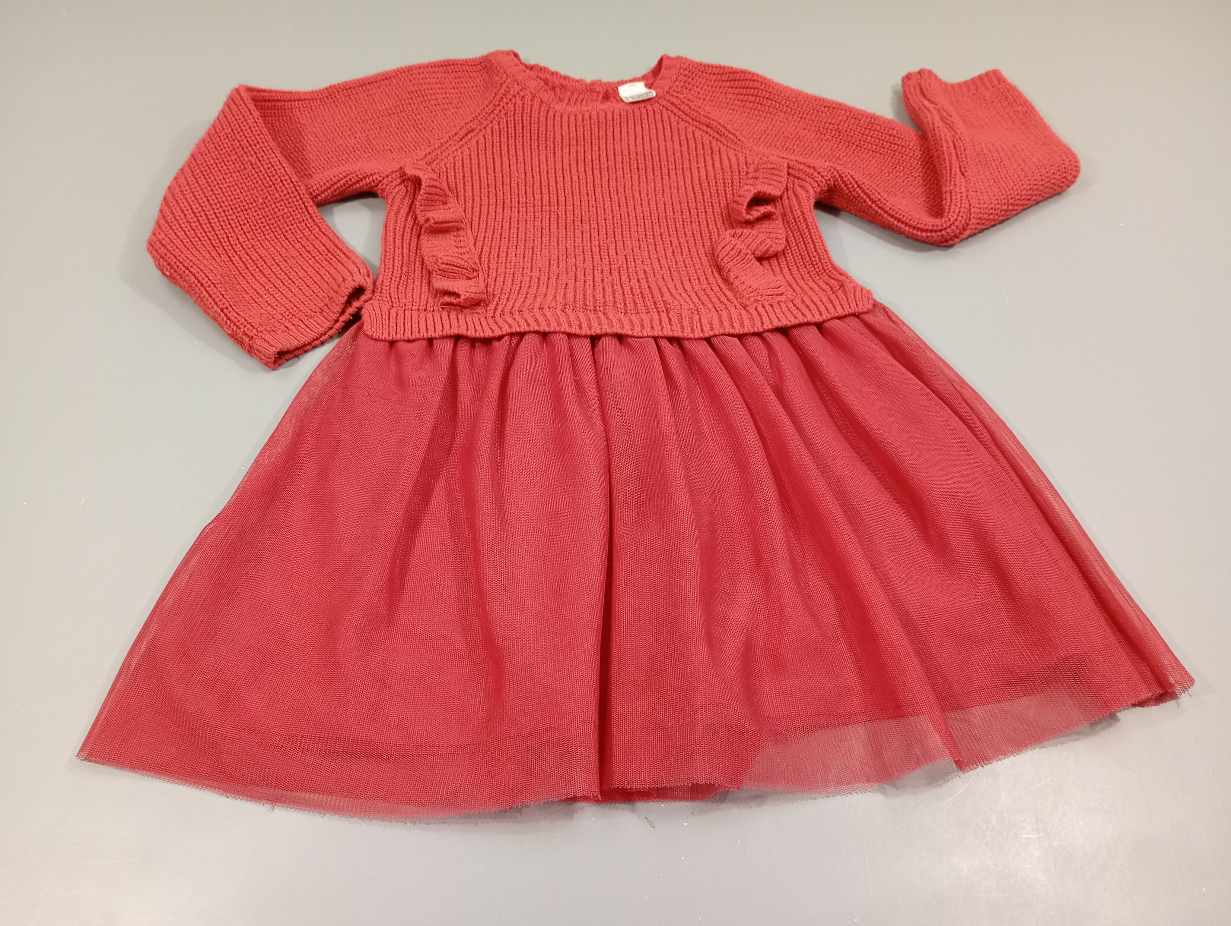Robe m.l Waikiki bi-matière dessus tricot, dessous tulle rouge.Un peu bouloché