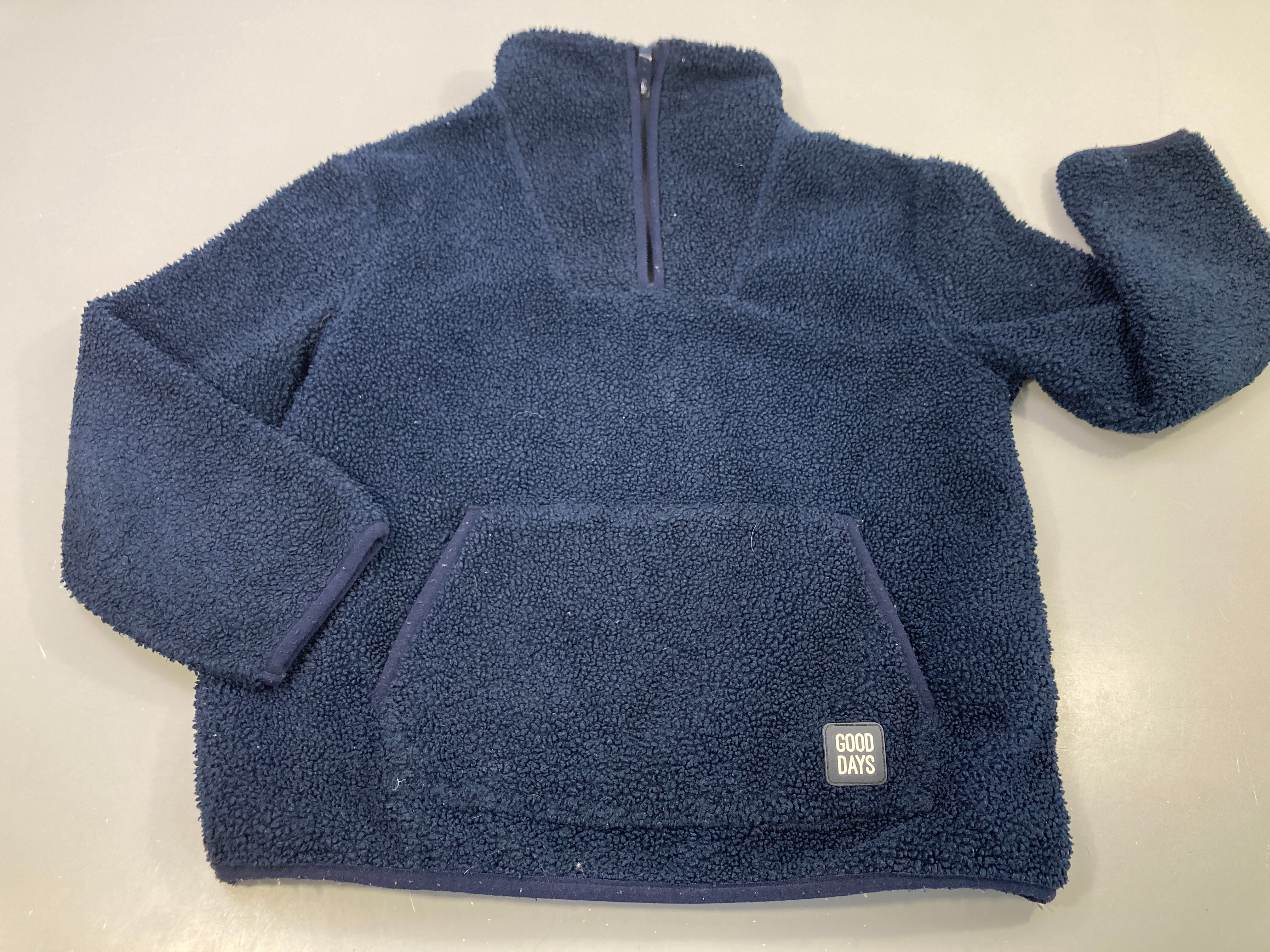 Pull moutonné bleu marine , poche à l'avant 