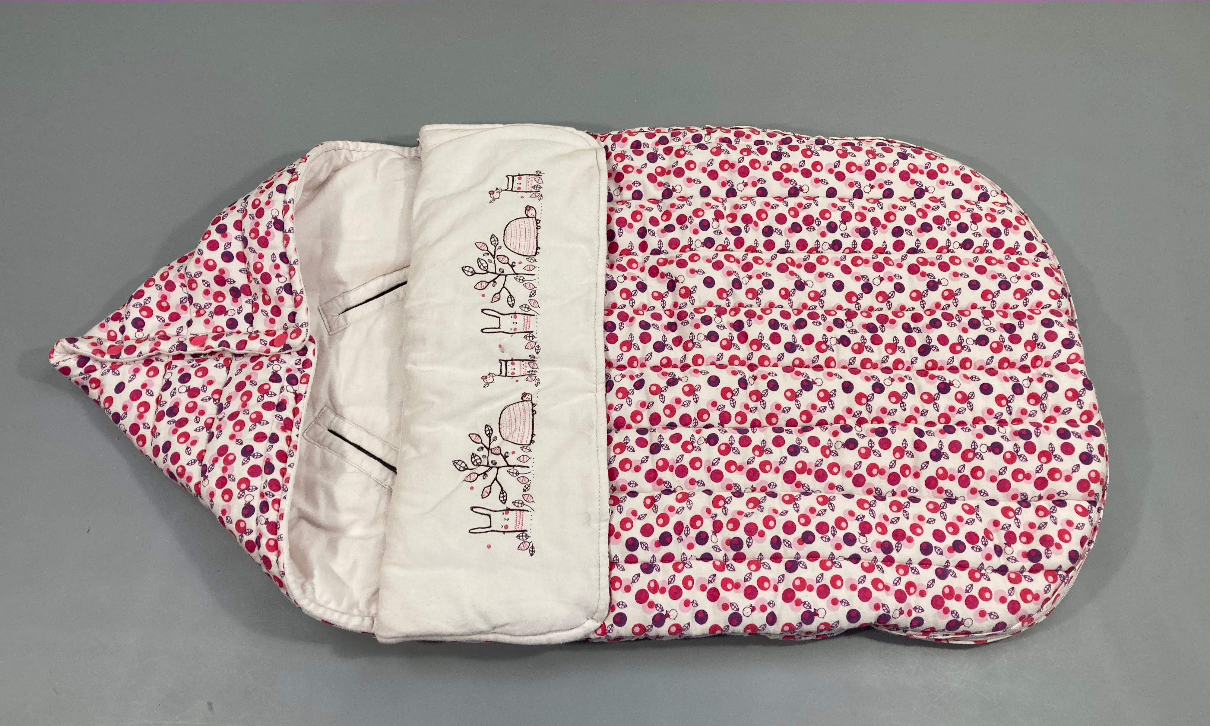 Nid d'ange blanc motifs roses fushia et petits animaux.